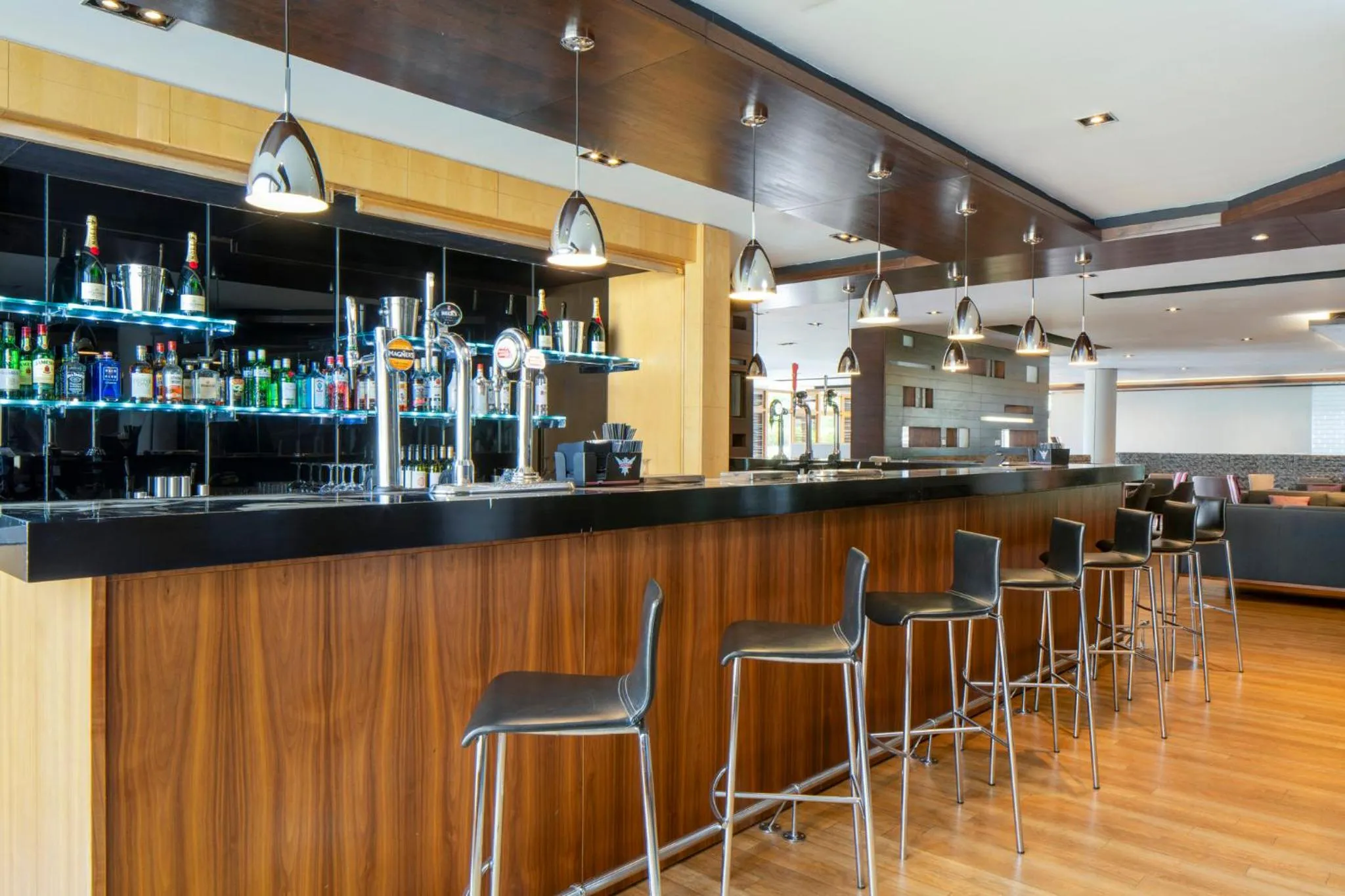 Lounge or bar in Holiday Inn Express London - Epsom Downs by IHG