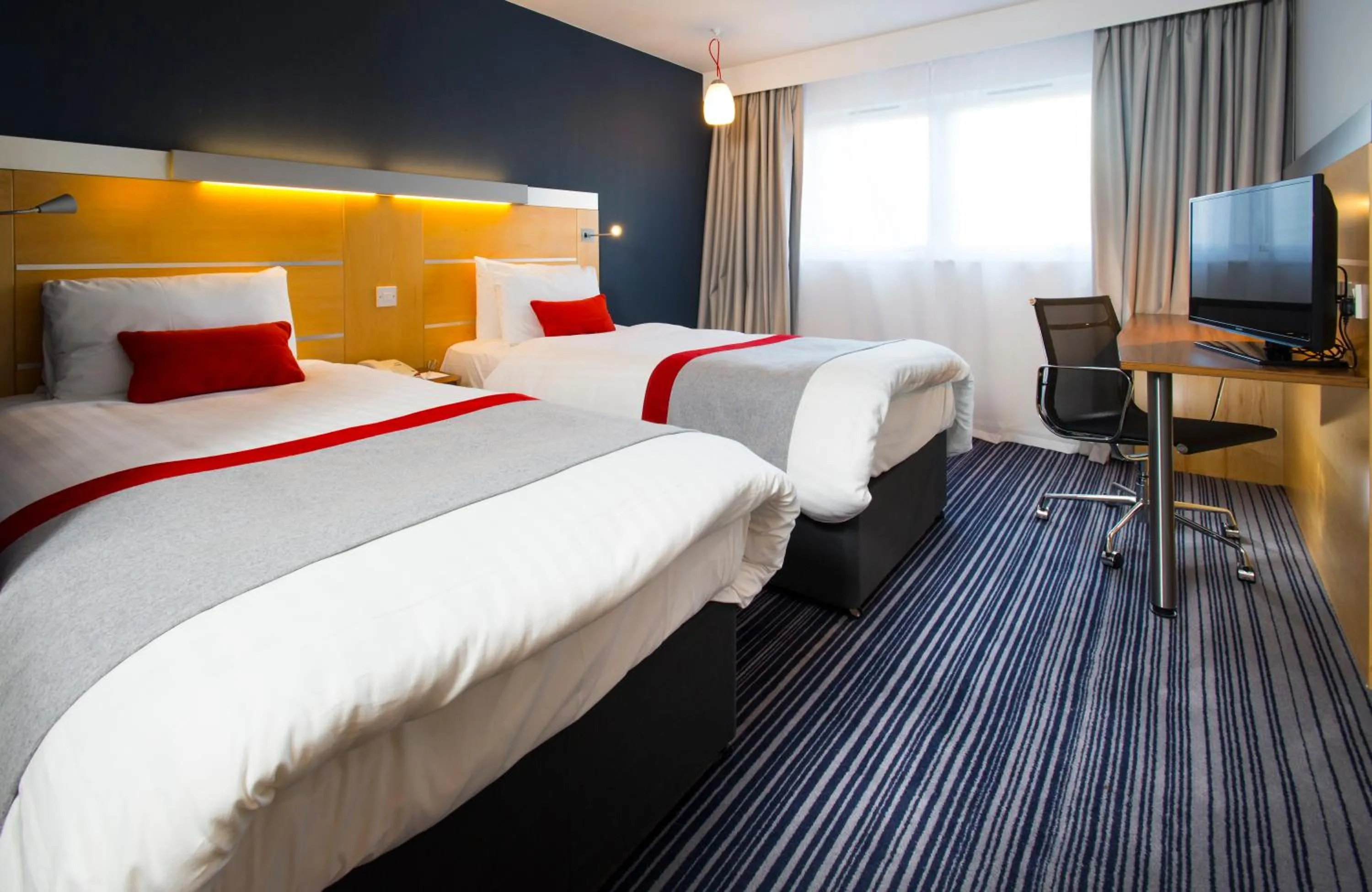 Bed in Holiday Inn Express London - Epsom Downs by IHG