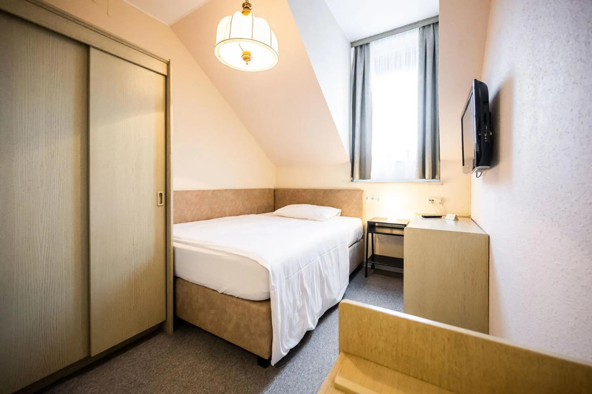 Bed in Motel Zeltweg - Self-Check-in