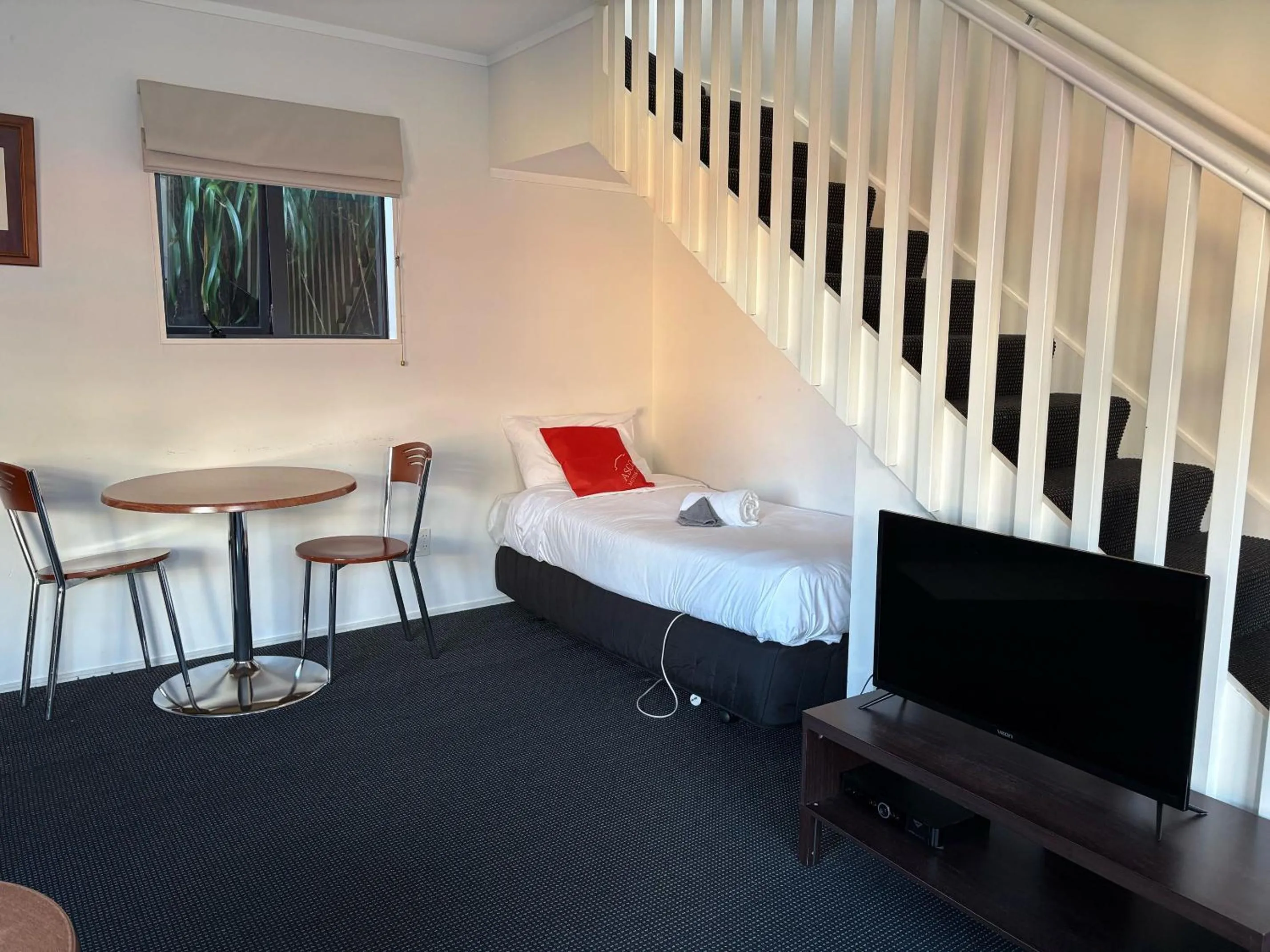 Living room, Bed in Ascot Motor Lodge