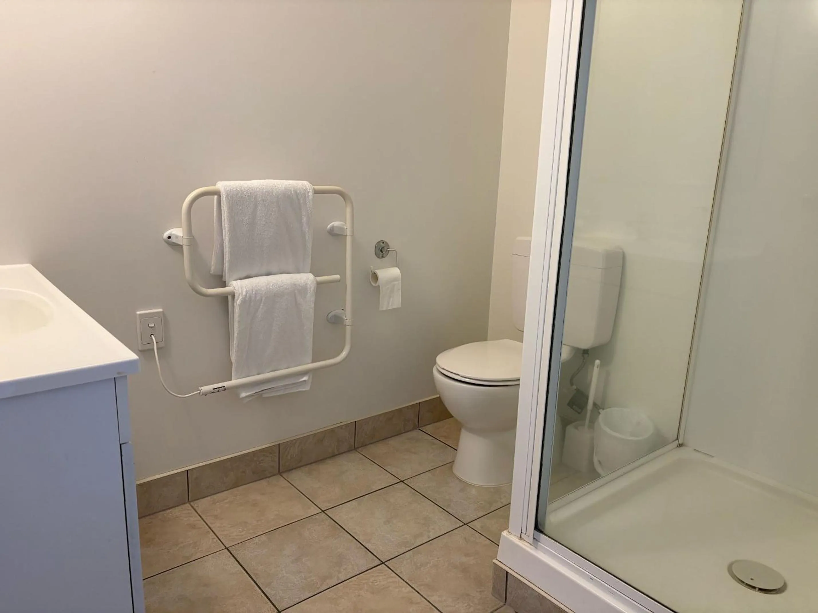 Bathroom in Ascot Motor Lodge