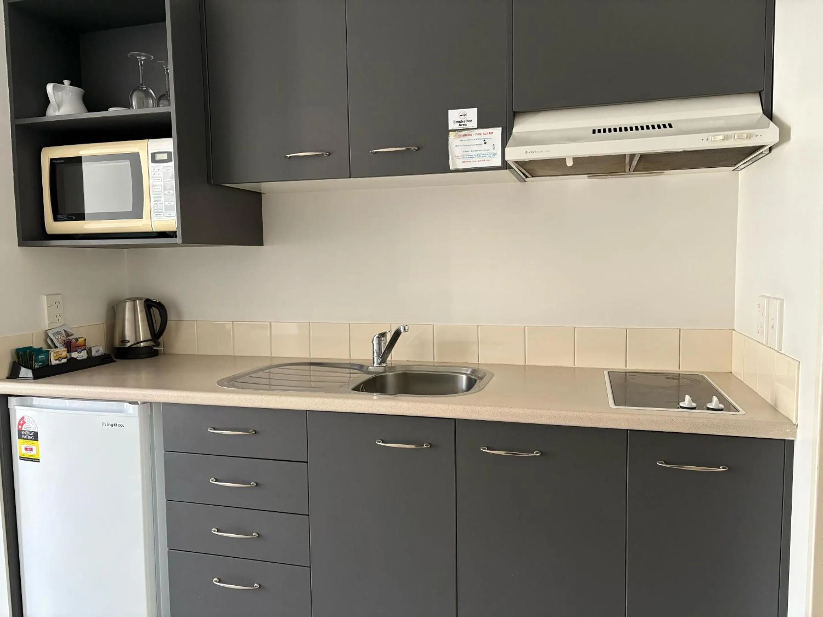 Kitchen or kitchenette in Ascot Motor Lodge