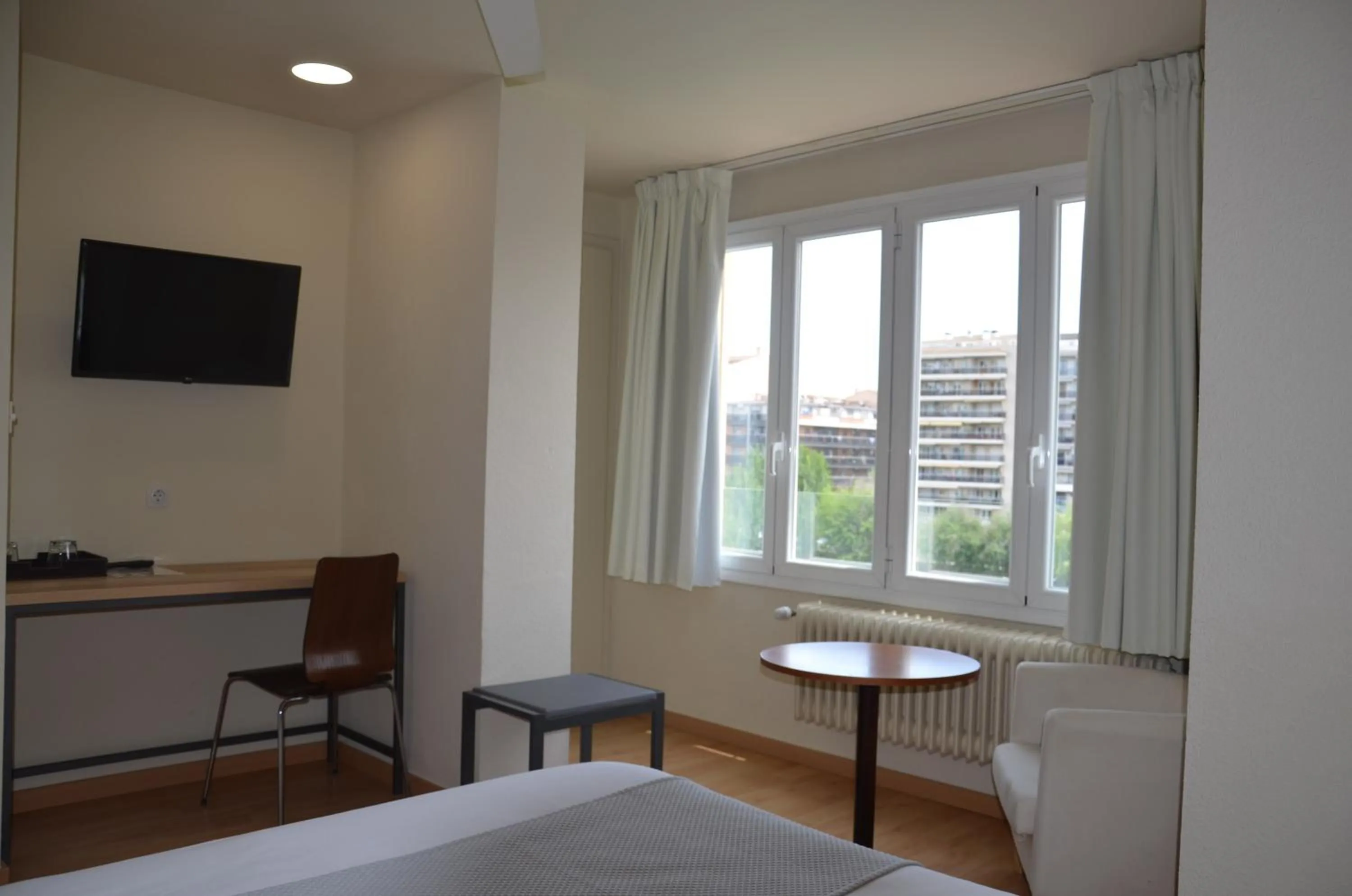 View (from property/room), Bed in Hotel Balaguer