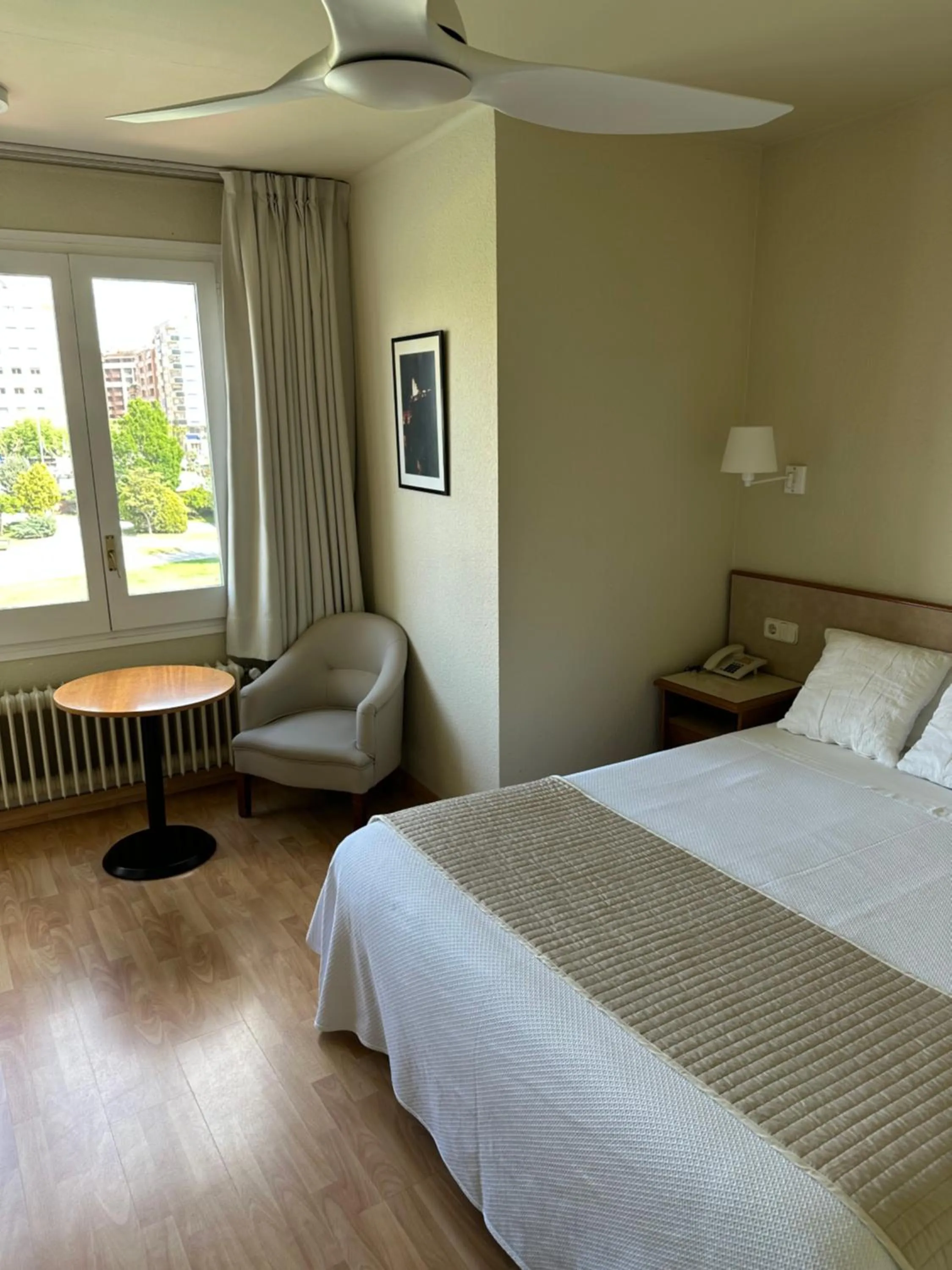 View (from property/room), Bed in Hotel Balaguer