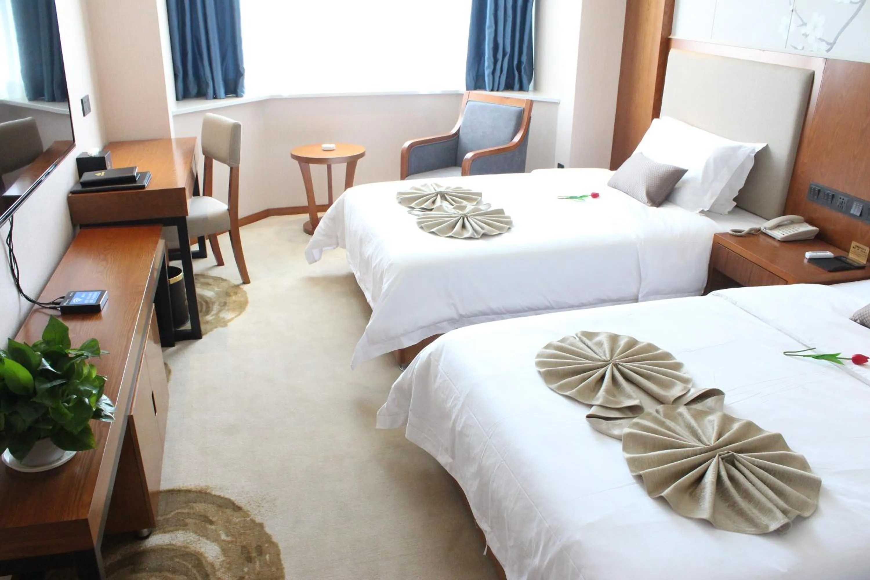 Photo of the whole room, Bed in Fu Hua International Hotel Dunhuang