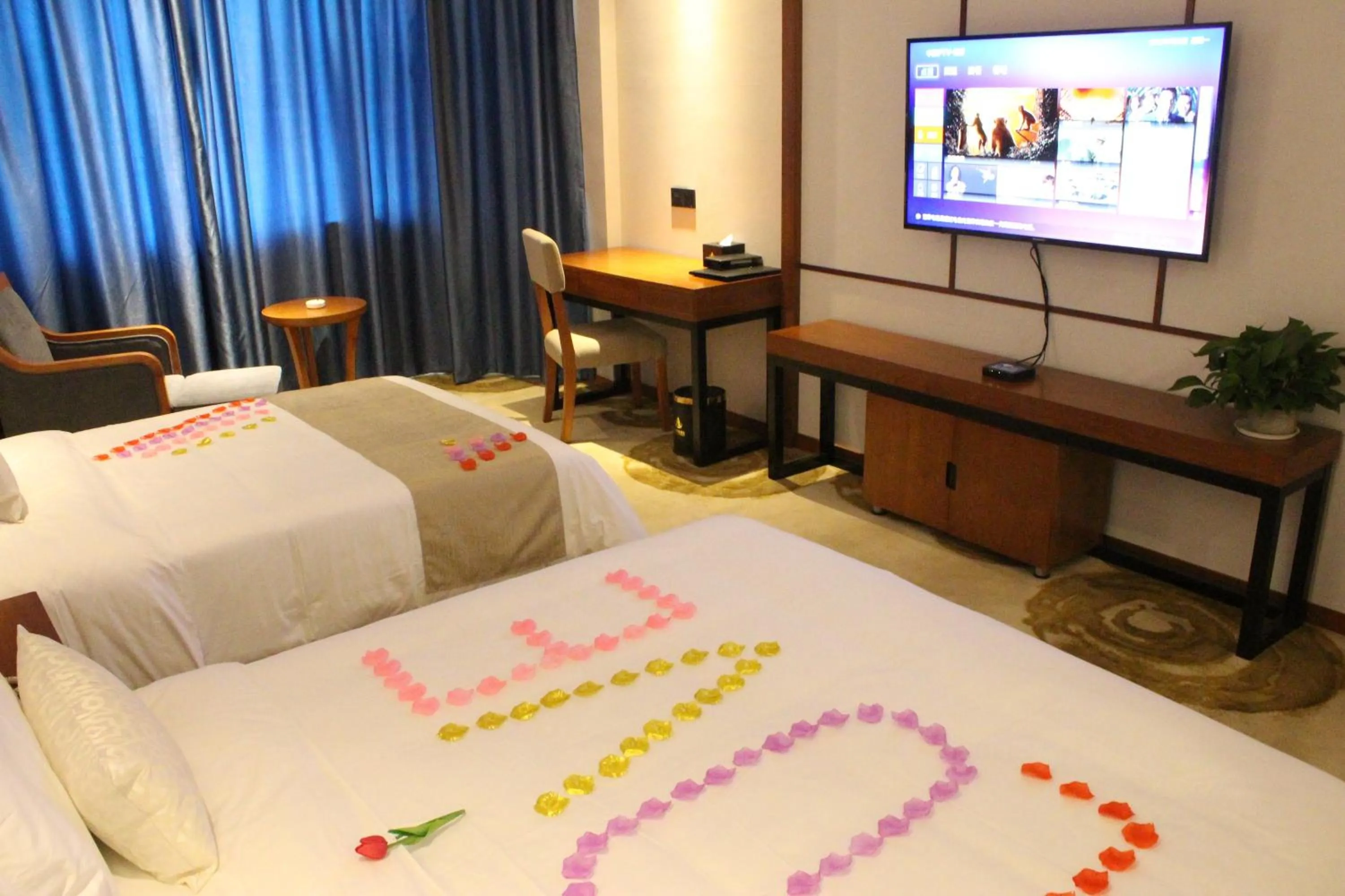 Photo of the whole room, Bed in Fu Hua International Hotel Dunhuang