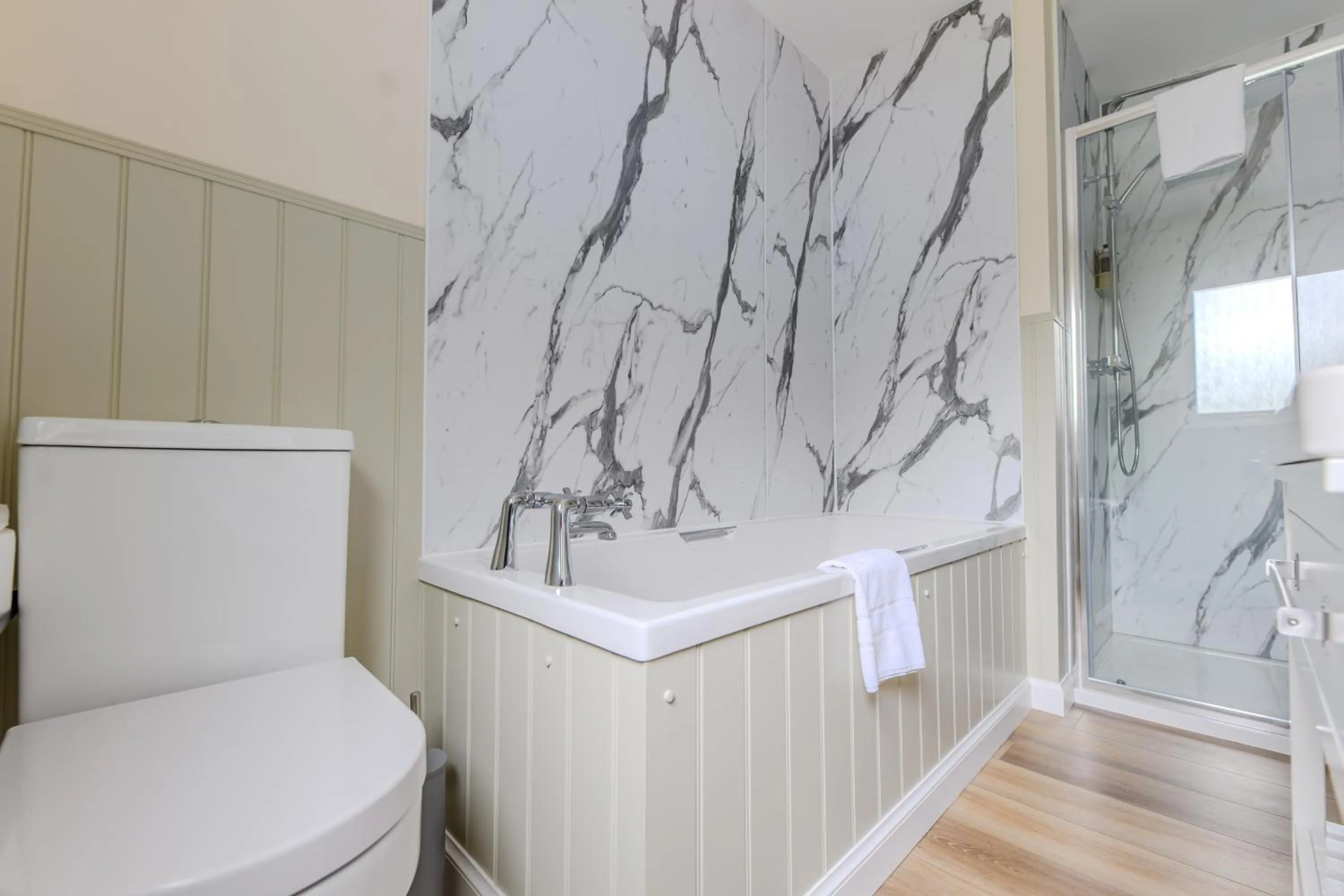 Bathroom in Loch Ness Clansman Hotel