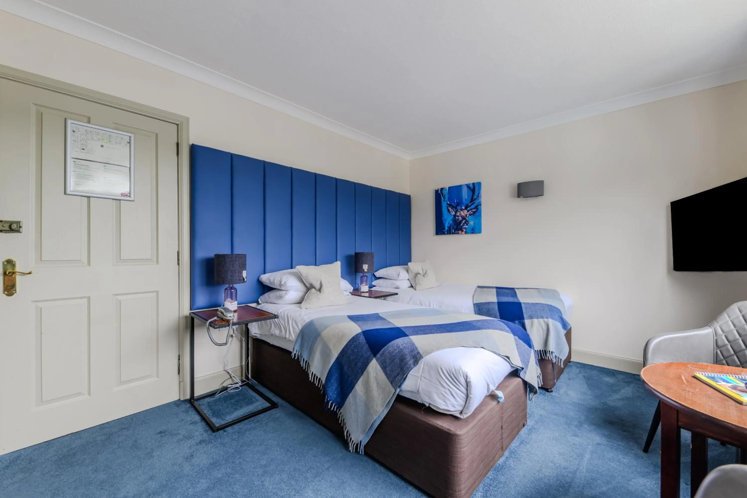 Bedroom, Bed in Loch Ness Clansman Hotel