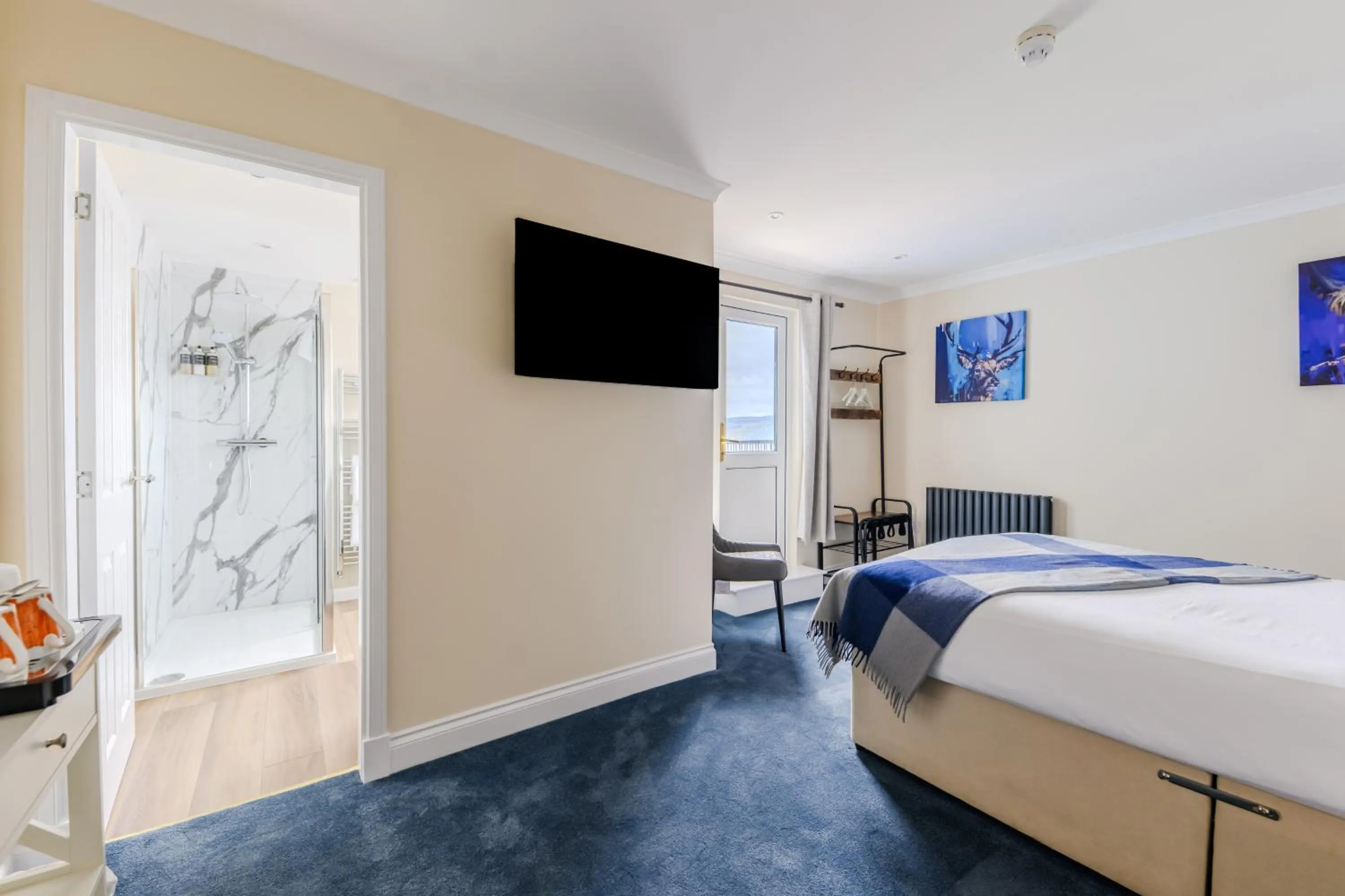 Bedroom, Bed in Loch Ness Clansman Hotel