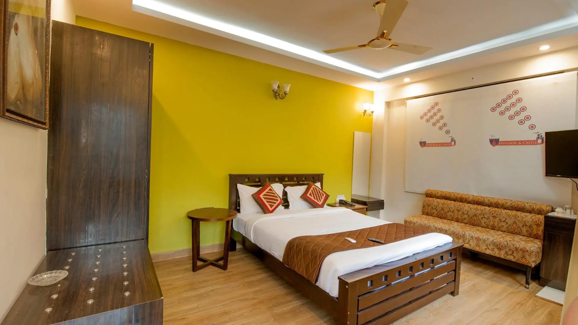 Bed in Hotel Windsor Castle Inn