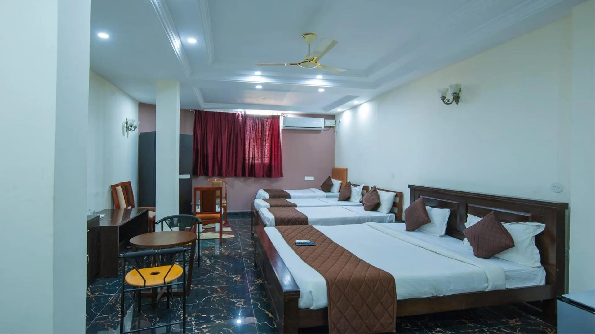 Bed in Hotel Windsor Castle Inn