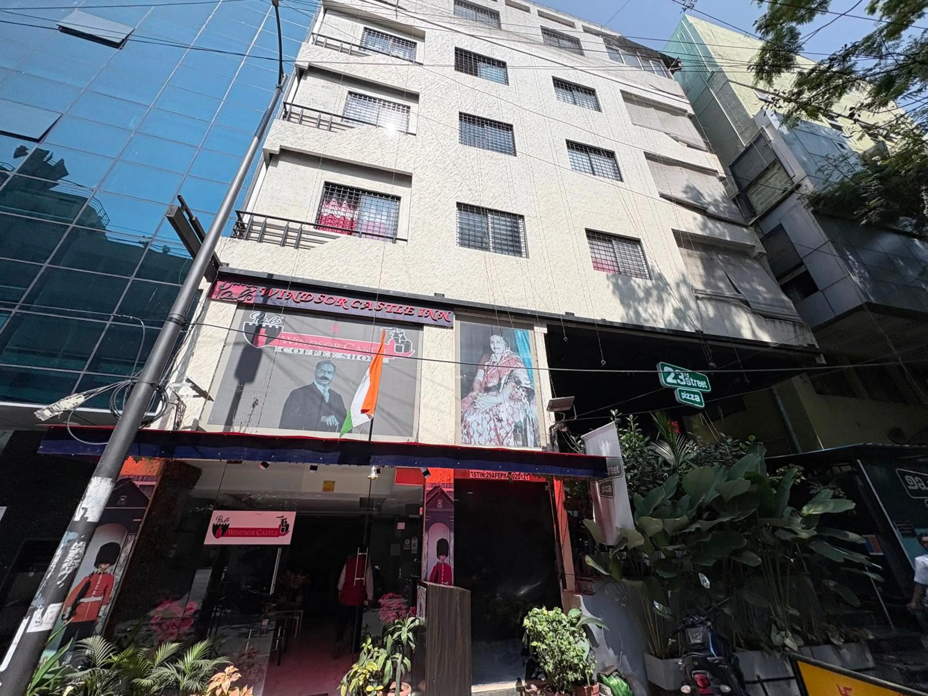 Facade/entrance in Hotel Windsor Castle Inn
