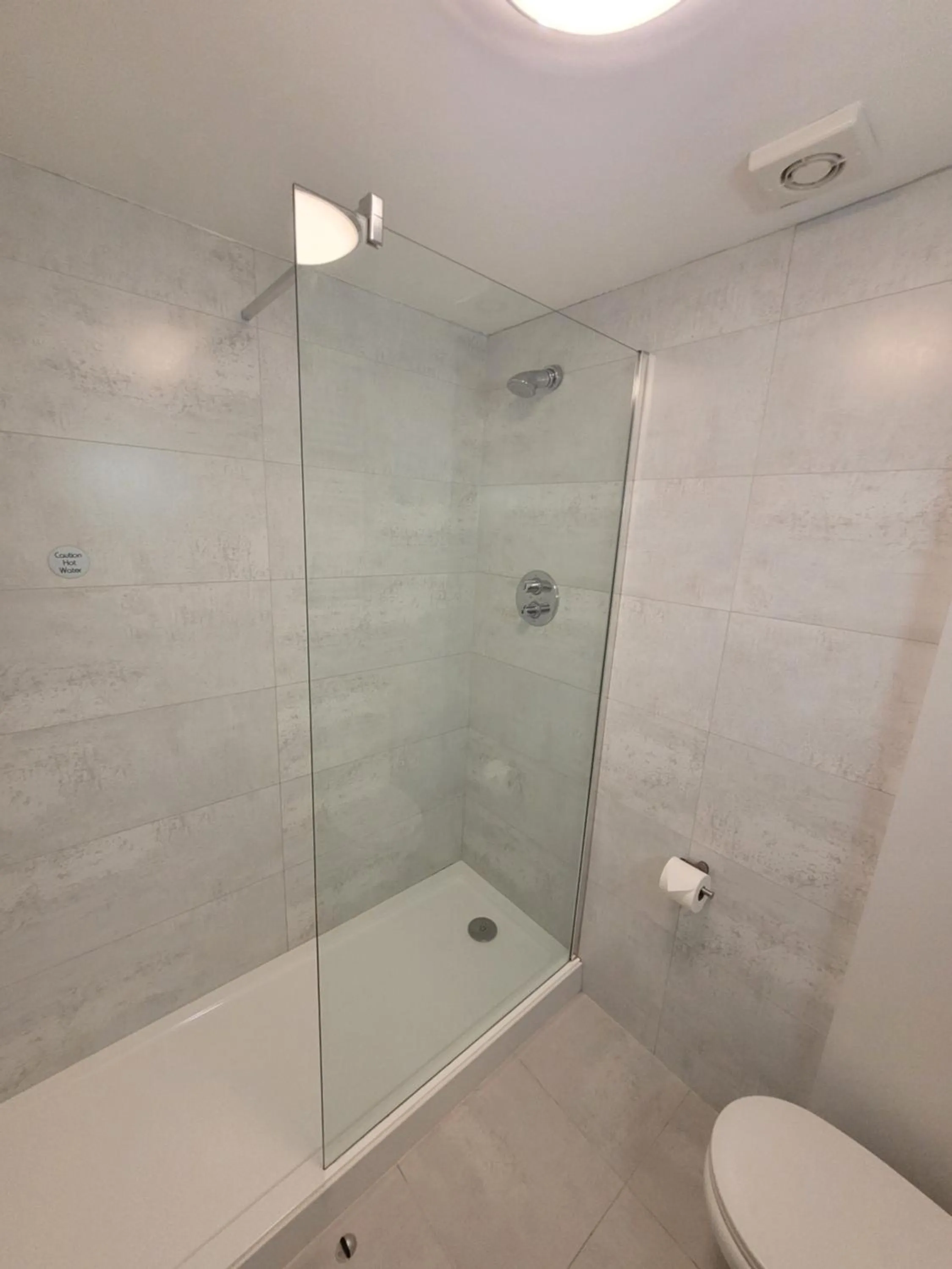 Shower in The Beeches Hotel & Leisure Club