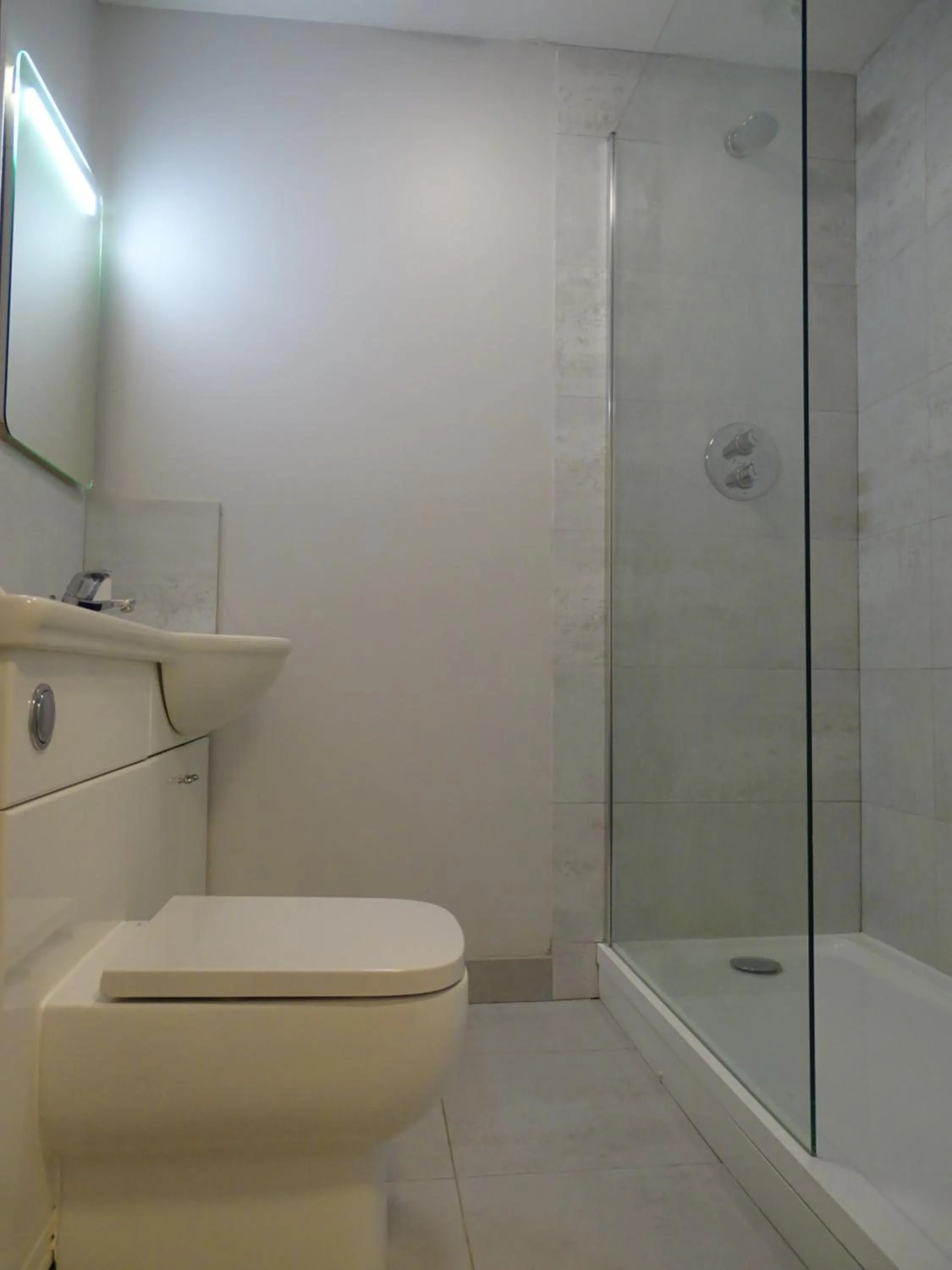 Shower in The Beeches Hotel & Leisure Club