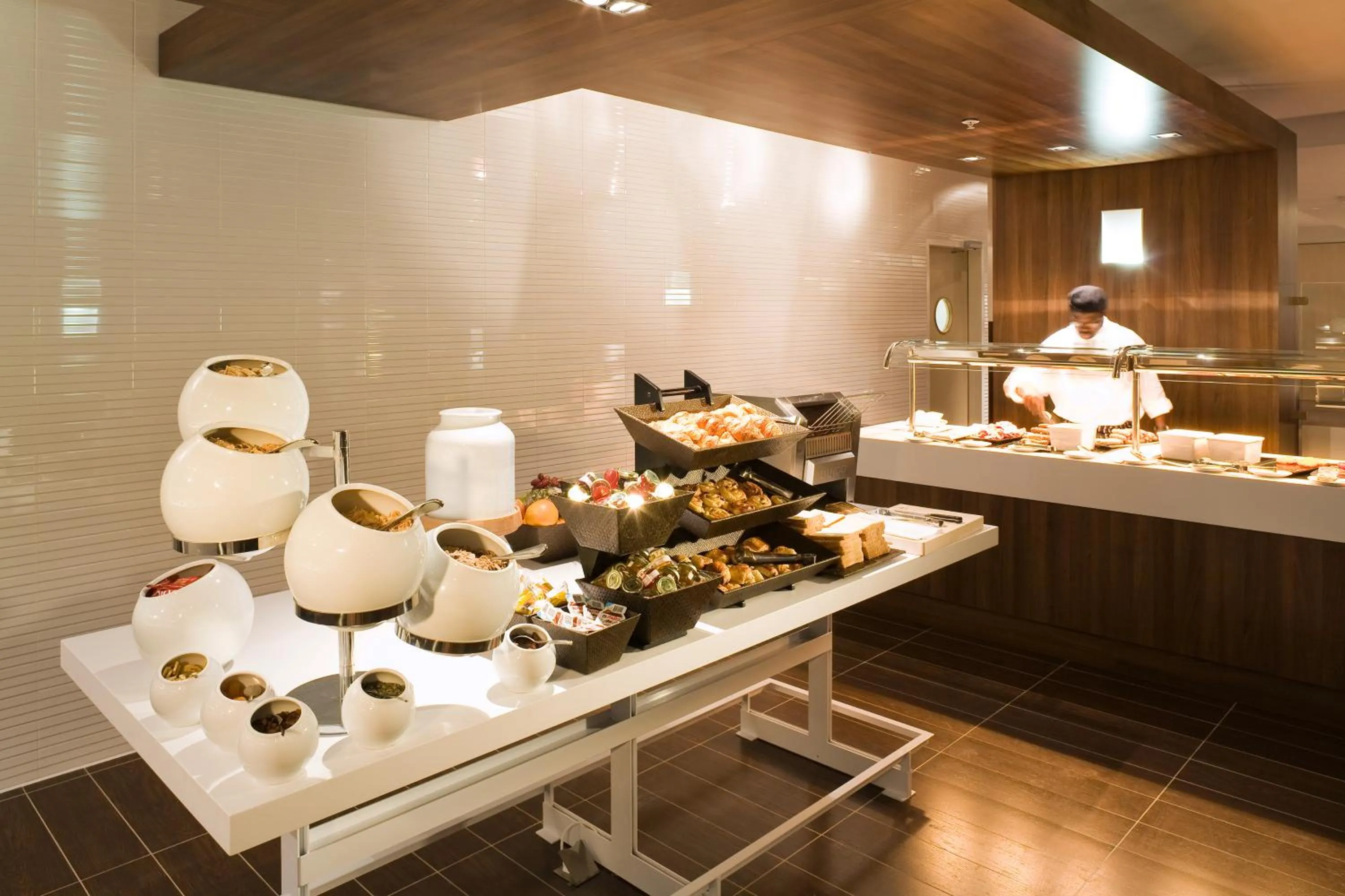 Restaurant/places to eat in Novotel London Paddington