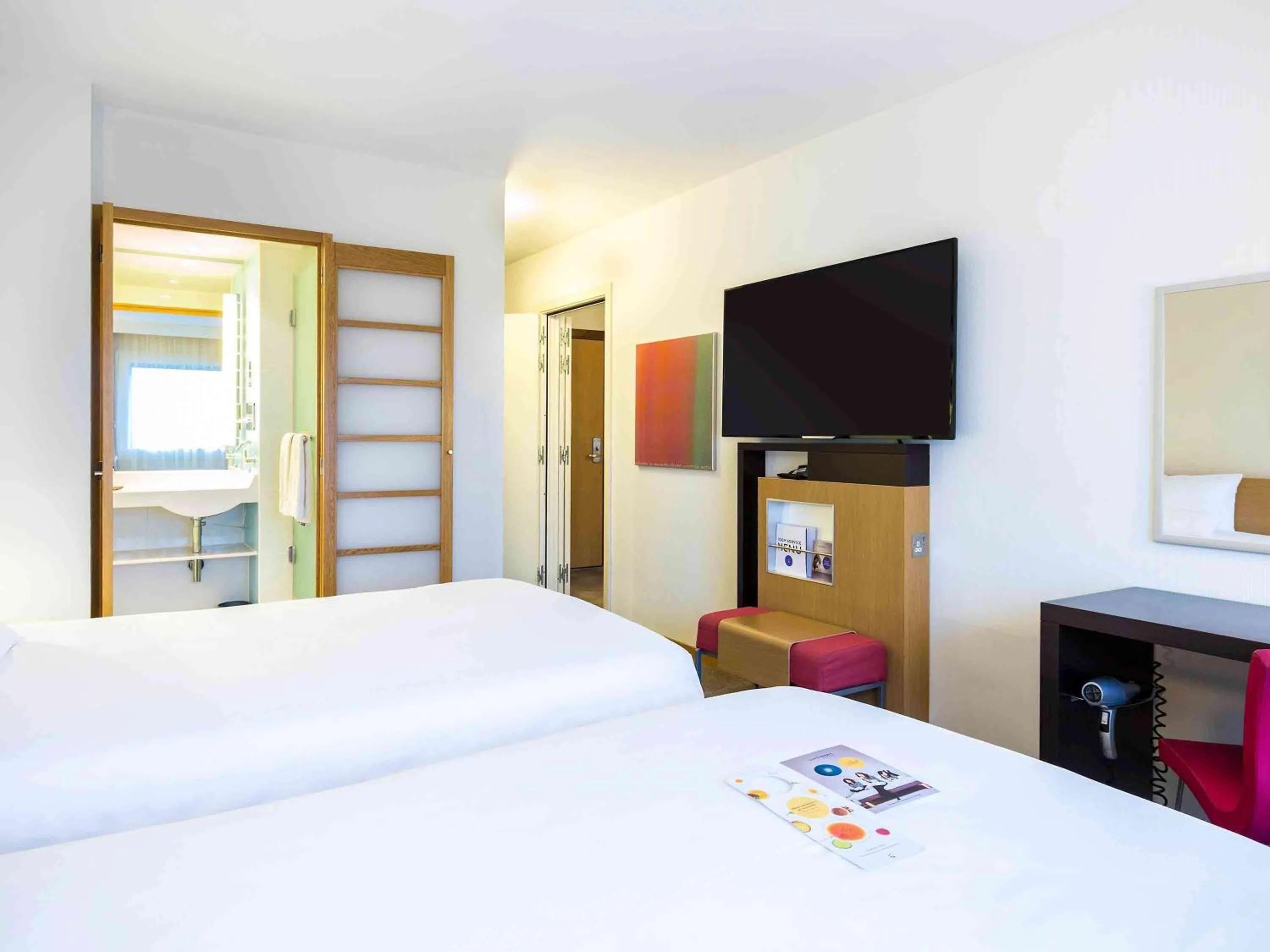 Photo of the whole room, Bed in Novotel London Paddington