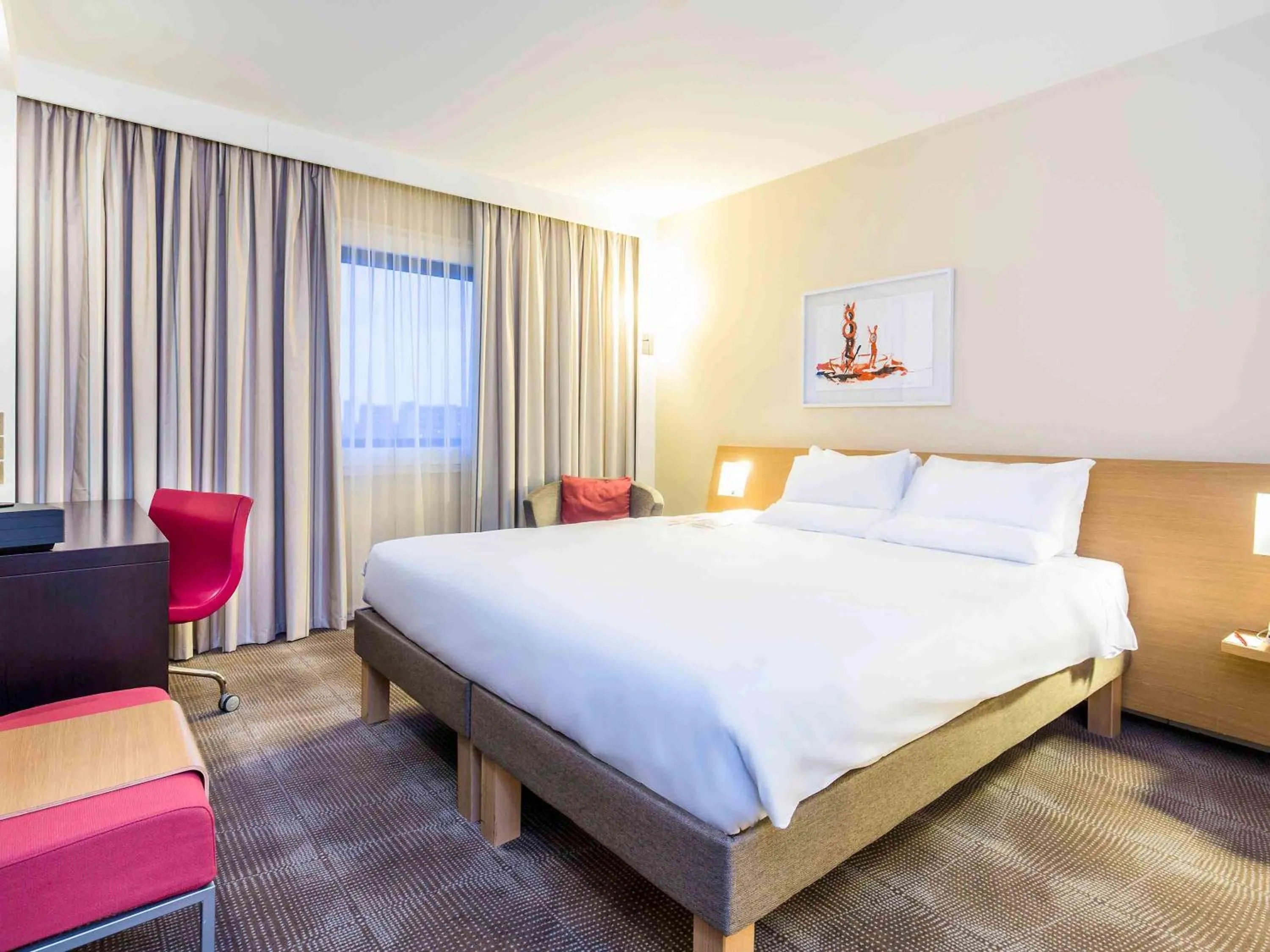 Photo of the whole room, Bed in Novotel London Paddington