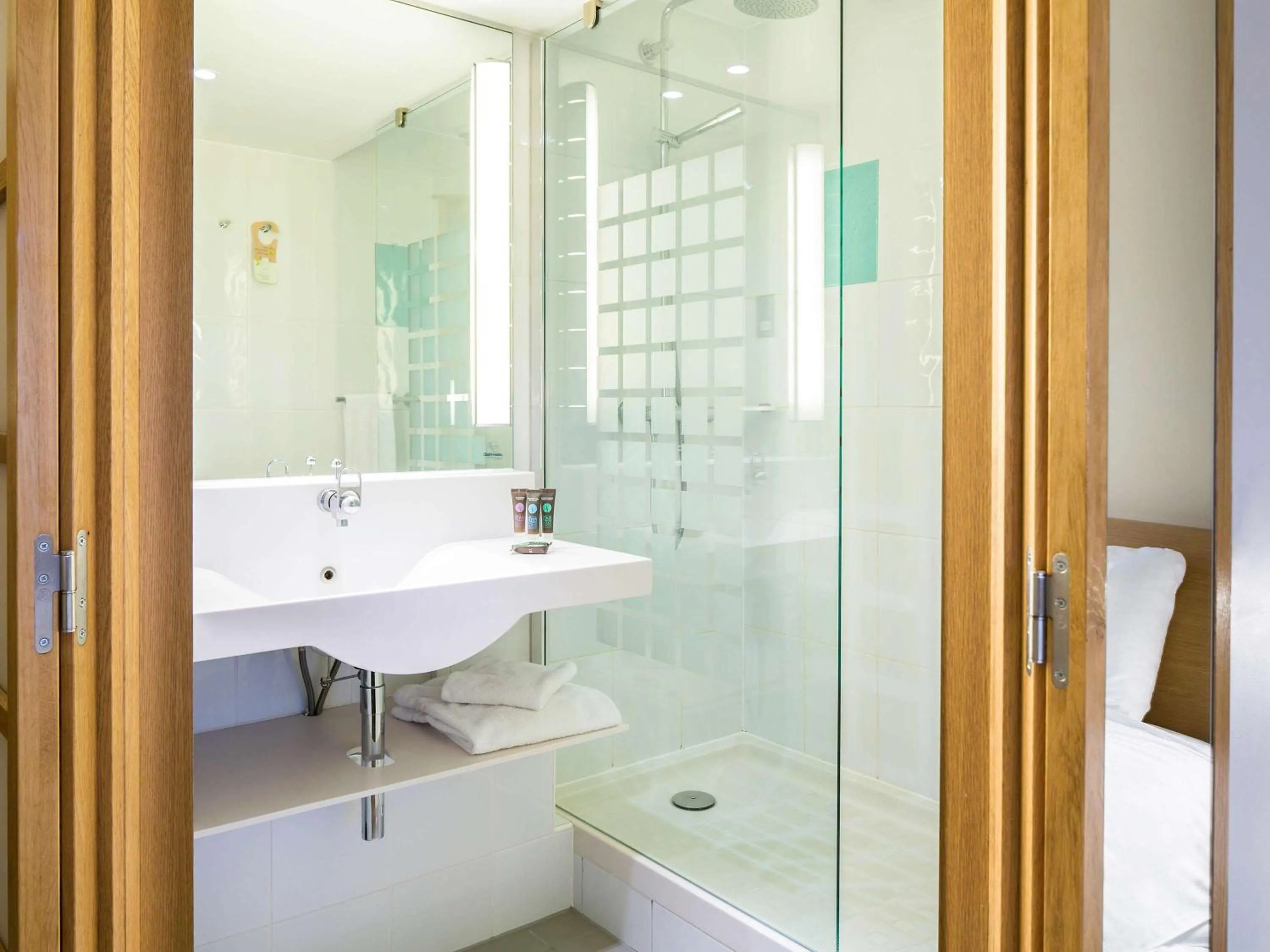 Photo of the whole room in Novotel London Paddington