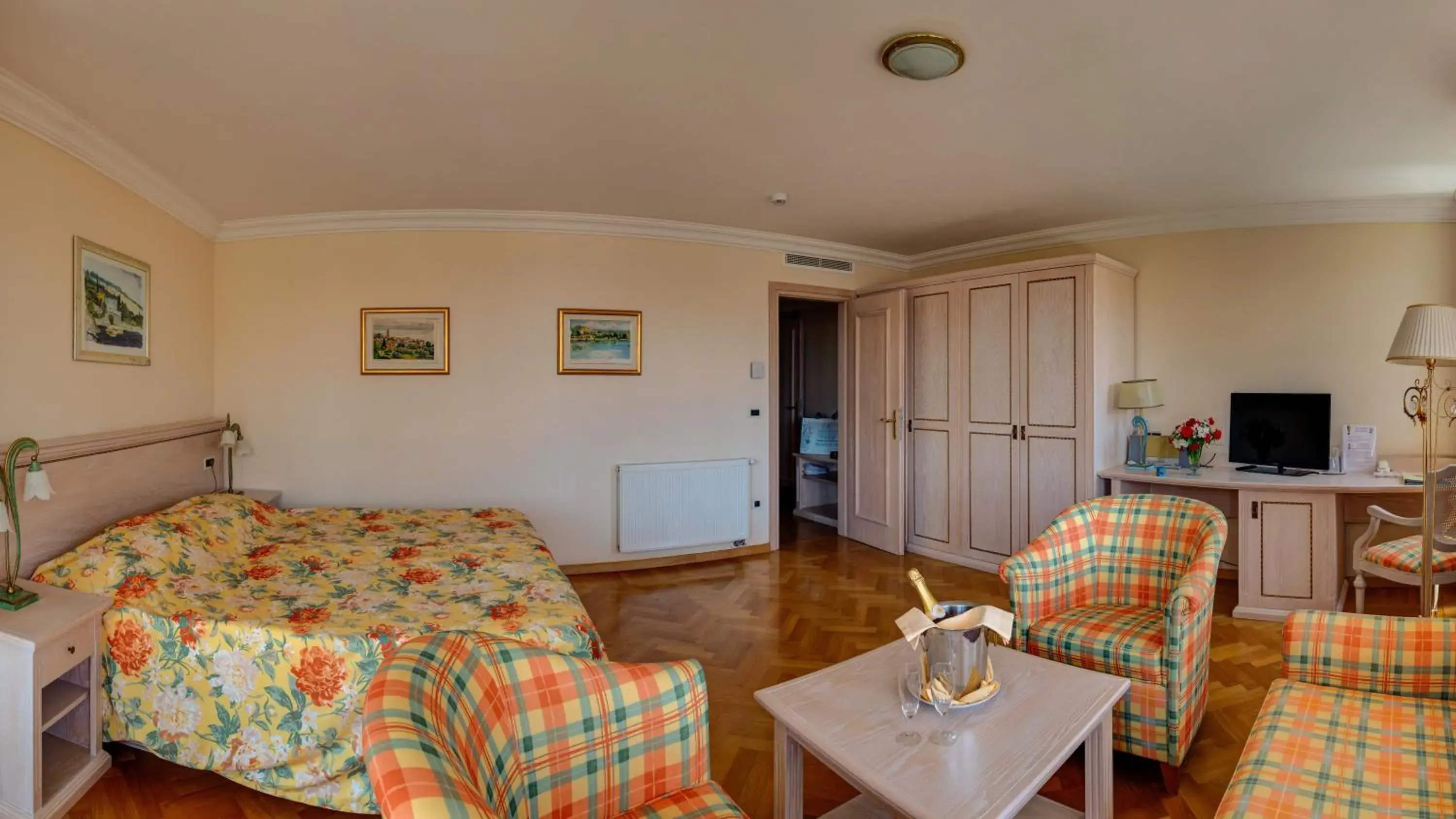 One-Bedroom Apartment with Balcony in Hotel Miramar One-Bedroom Apartment with Balcony in Hotel Miramar