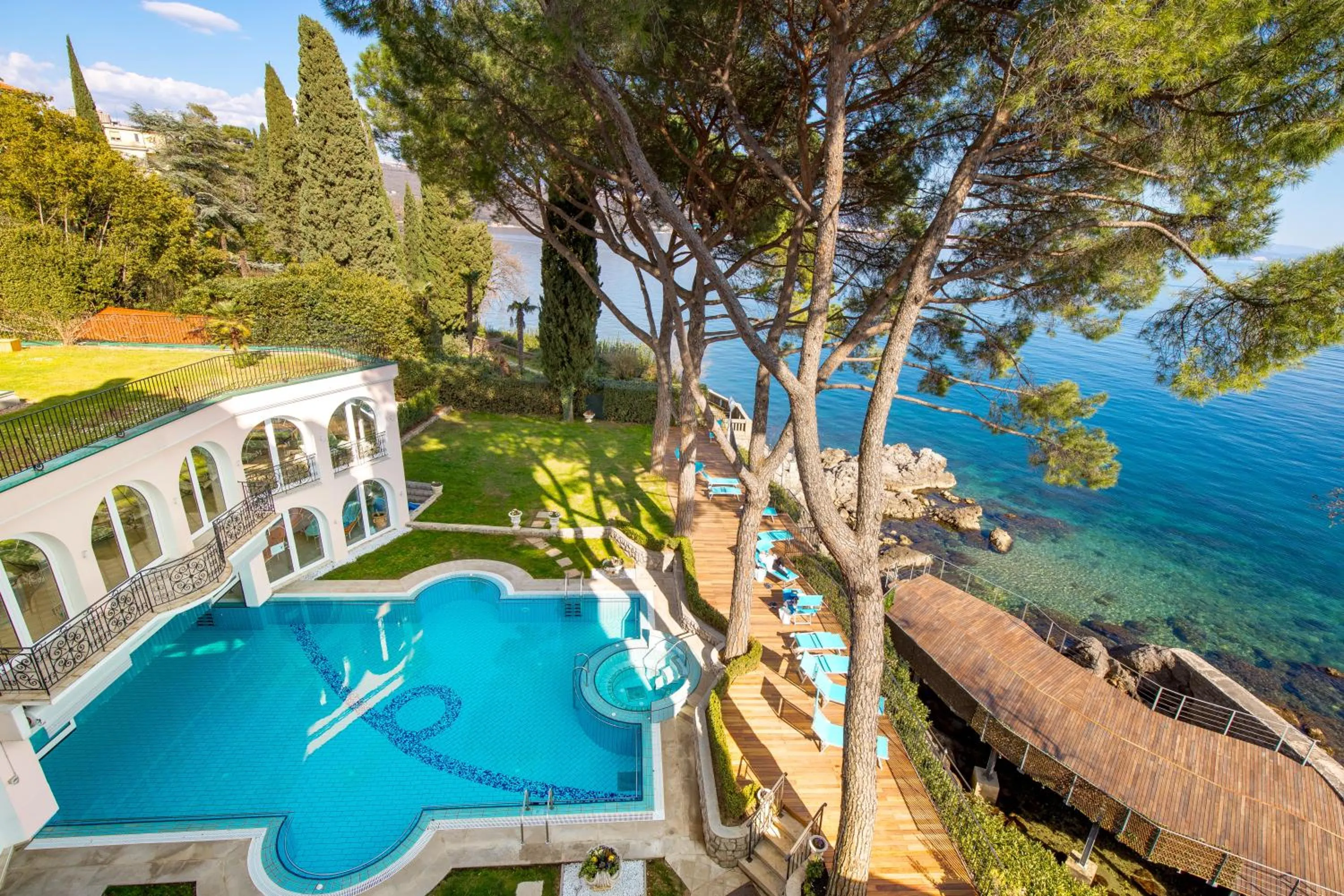 Pool view in Hotel Miramar