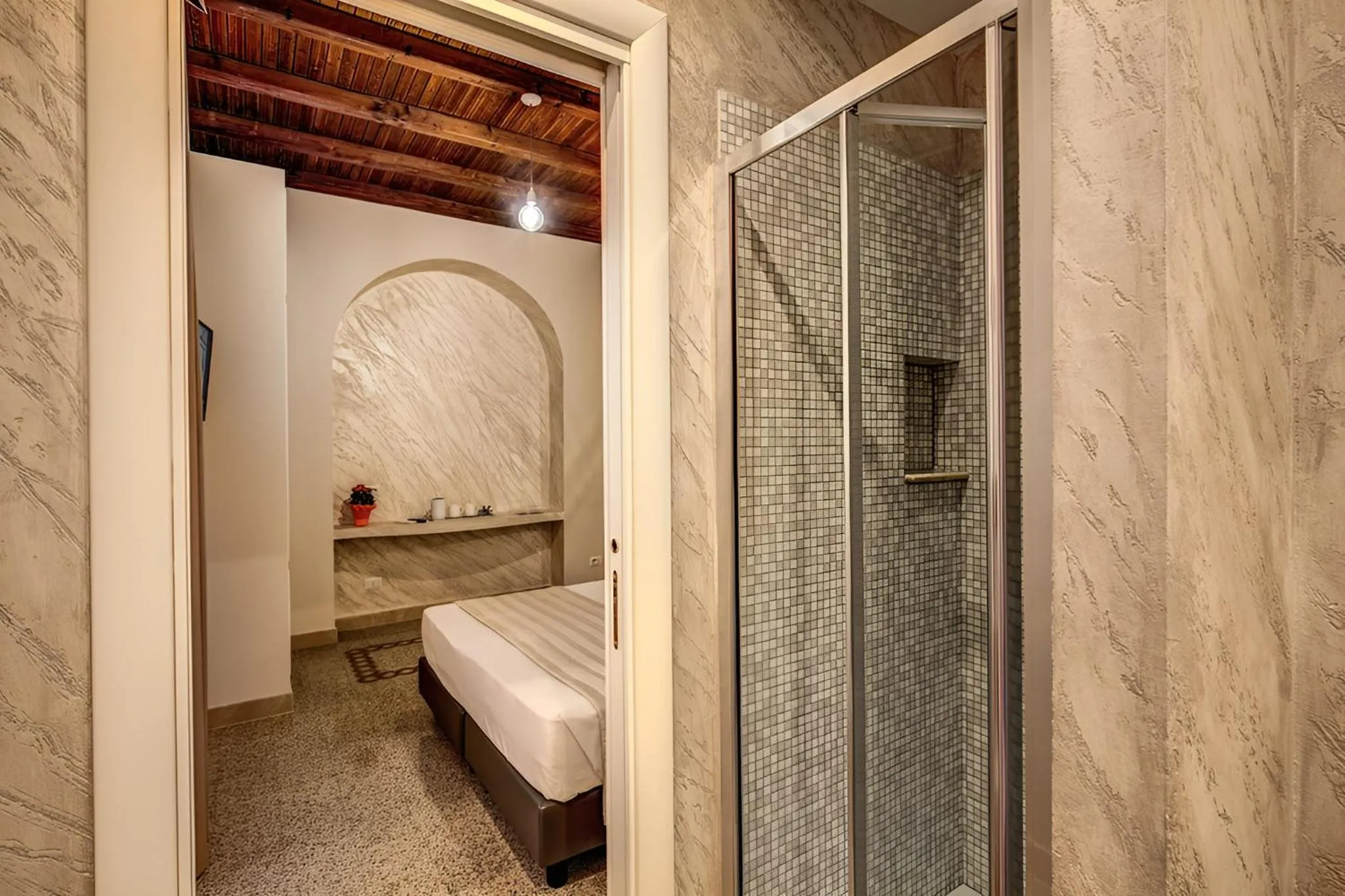 Shower, Bed in Colosseo Accomodation Room Guest House