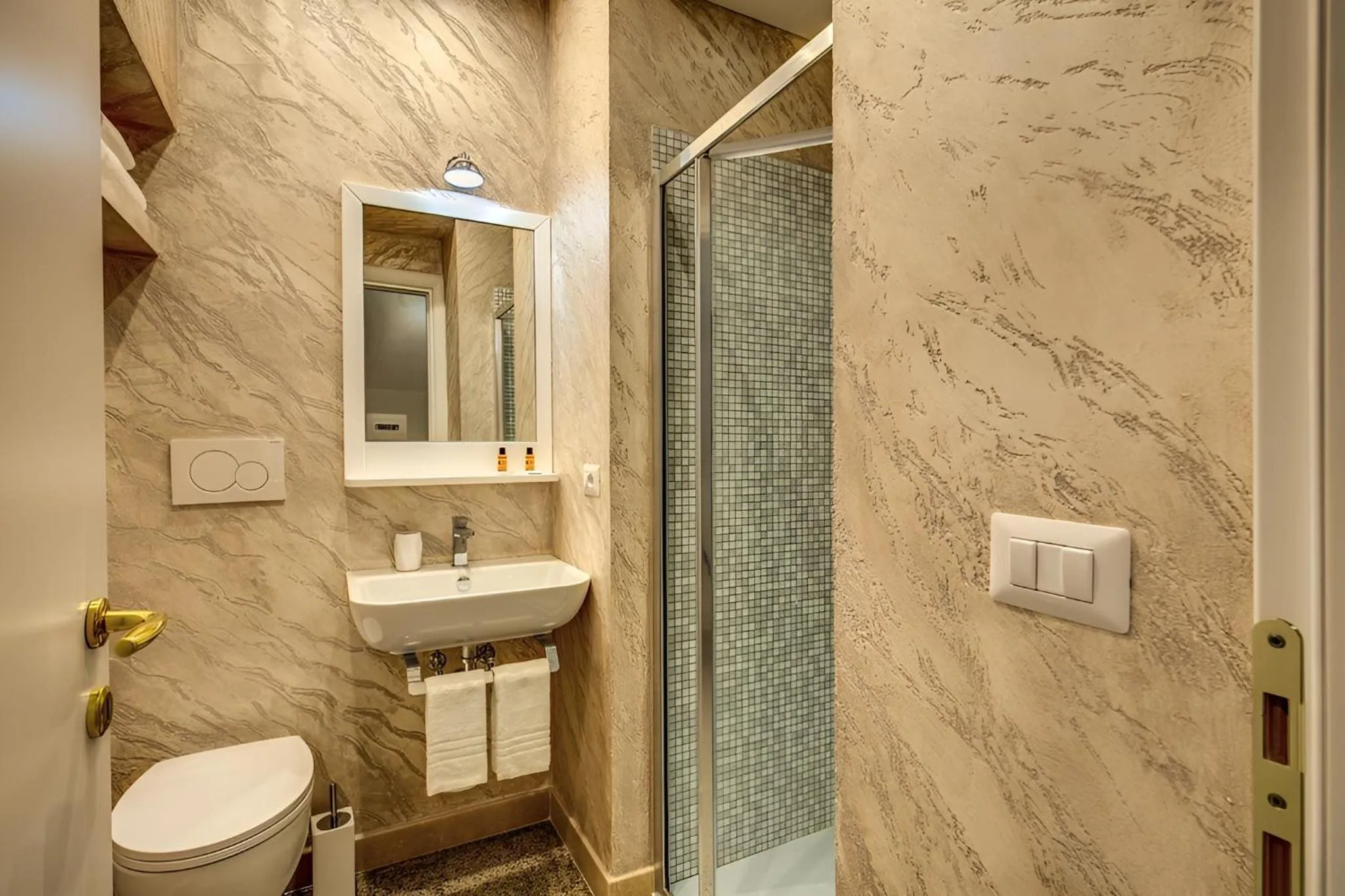 Shower in Colosseo Accomodation Room Guest House