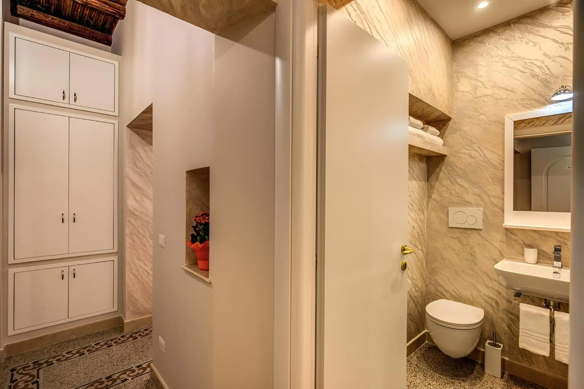 Shower in Colosseo Accomodation Room Guest House