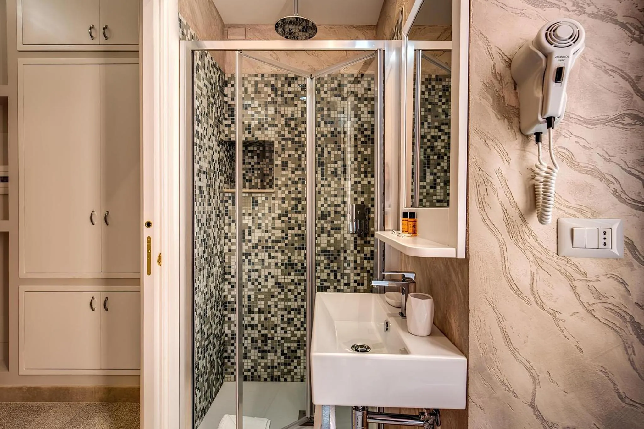 Shower in Colosseo Accomodation Room Guest House