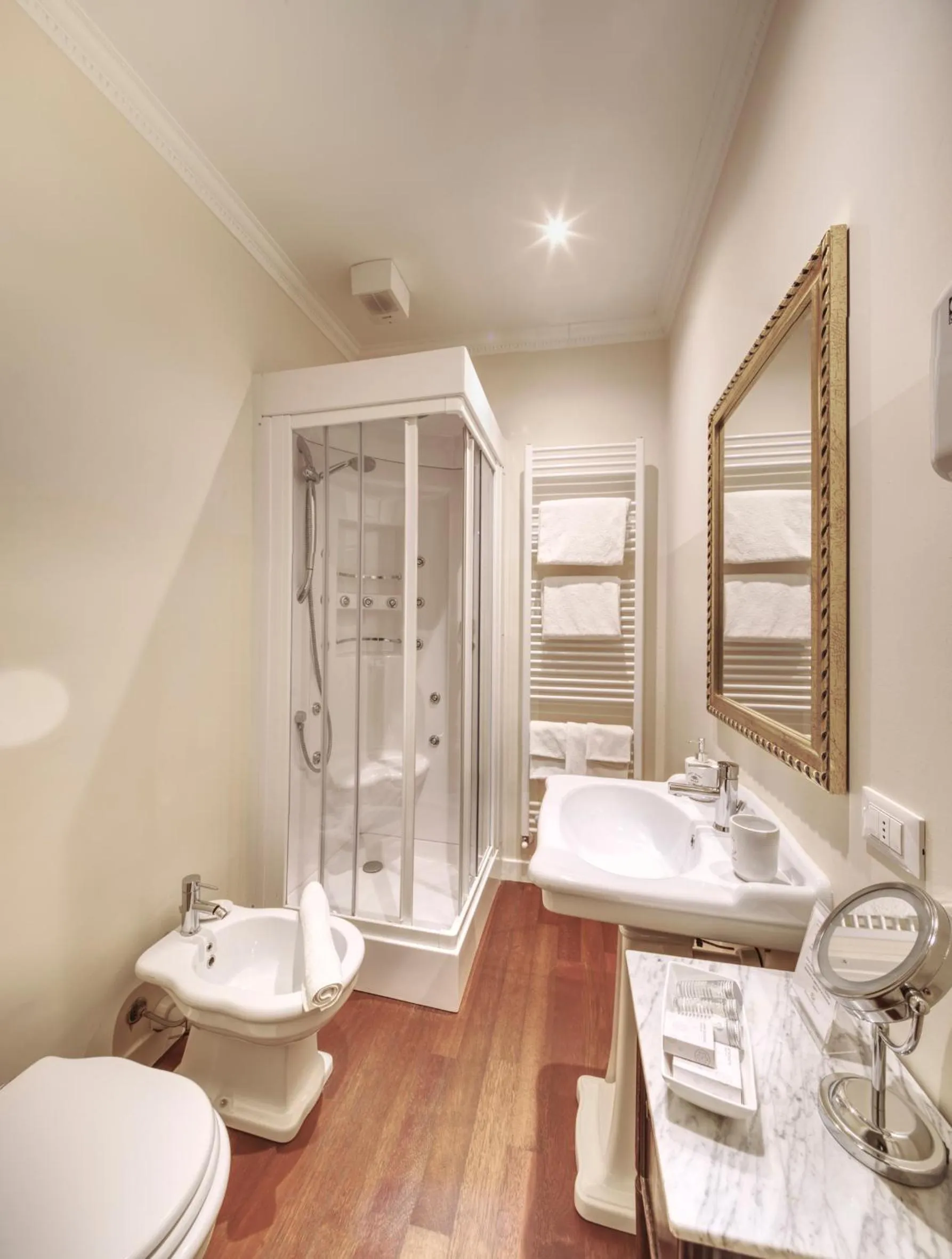 Shower in Duchessa Margherita Chateaux & Hotels