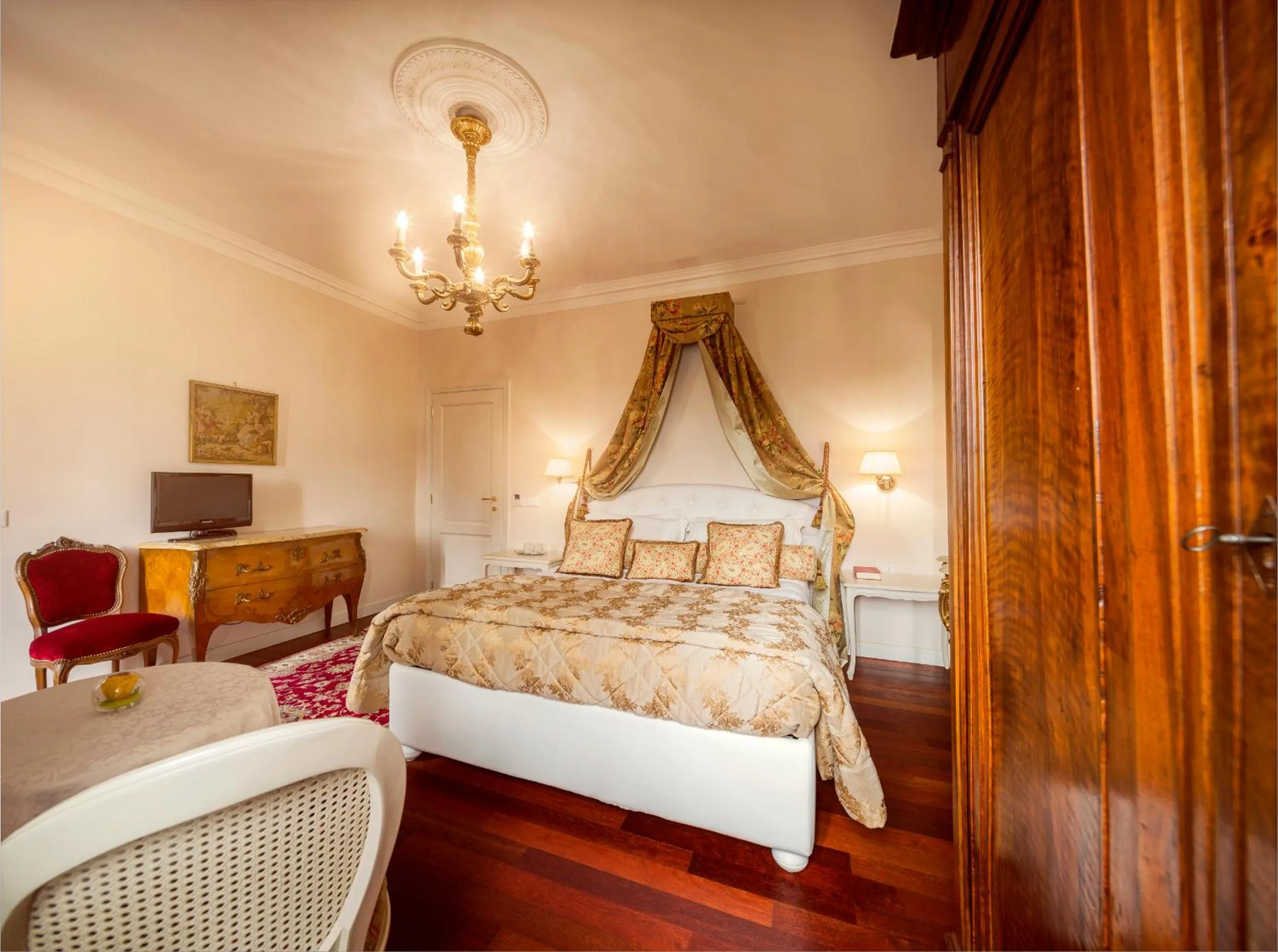 Photo of the whole room, Bed in Duchessa Margherita Chateaux & Hotels
