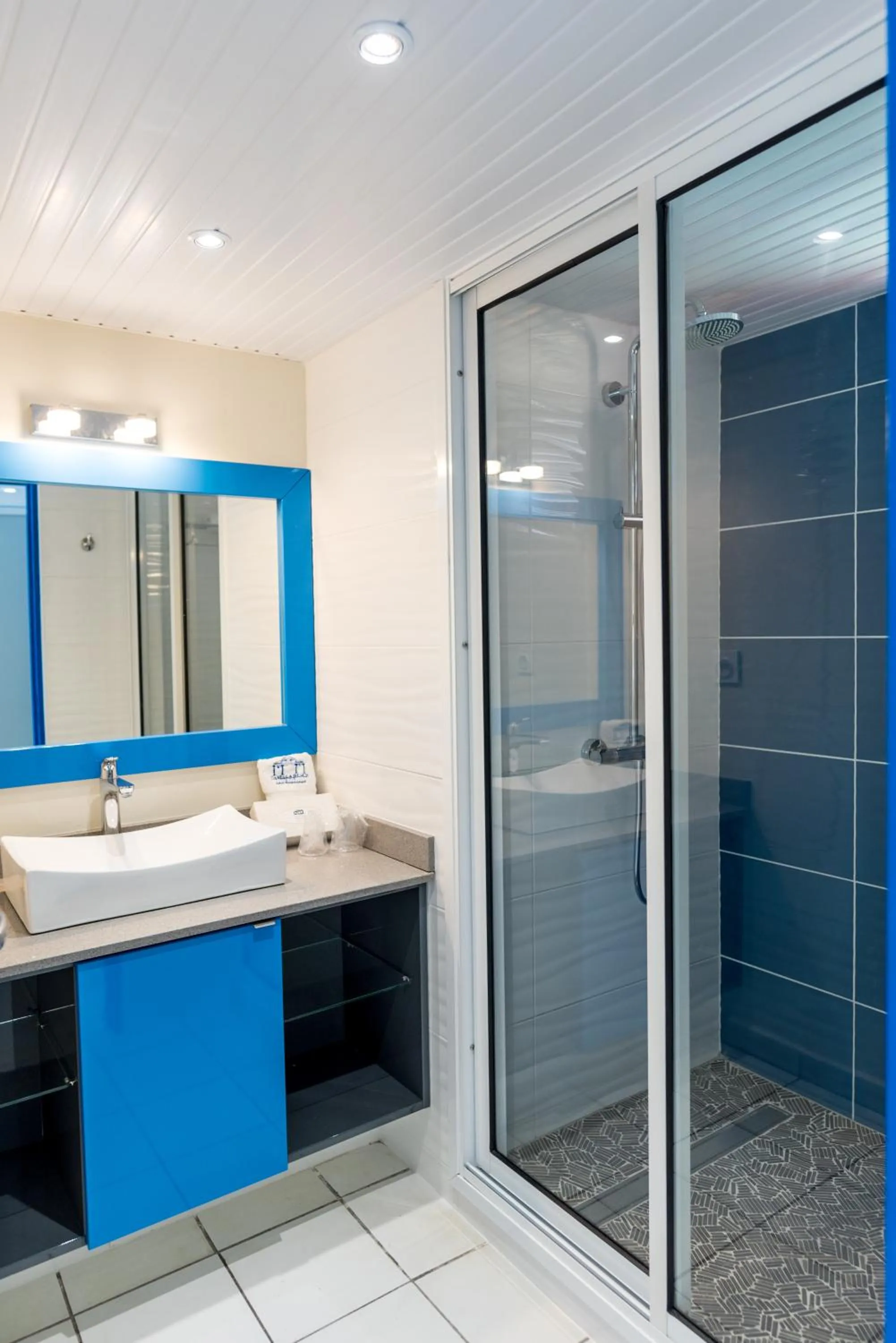 Shower in Canella Beach Hotel