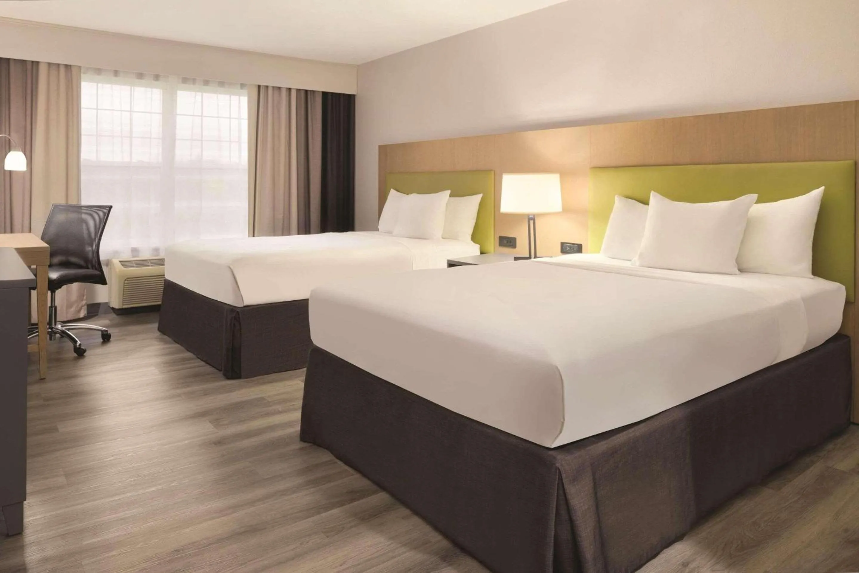 Bedroom, Bed in Country Inn & Suites by Radisson, Cedar Falls, IA