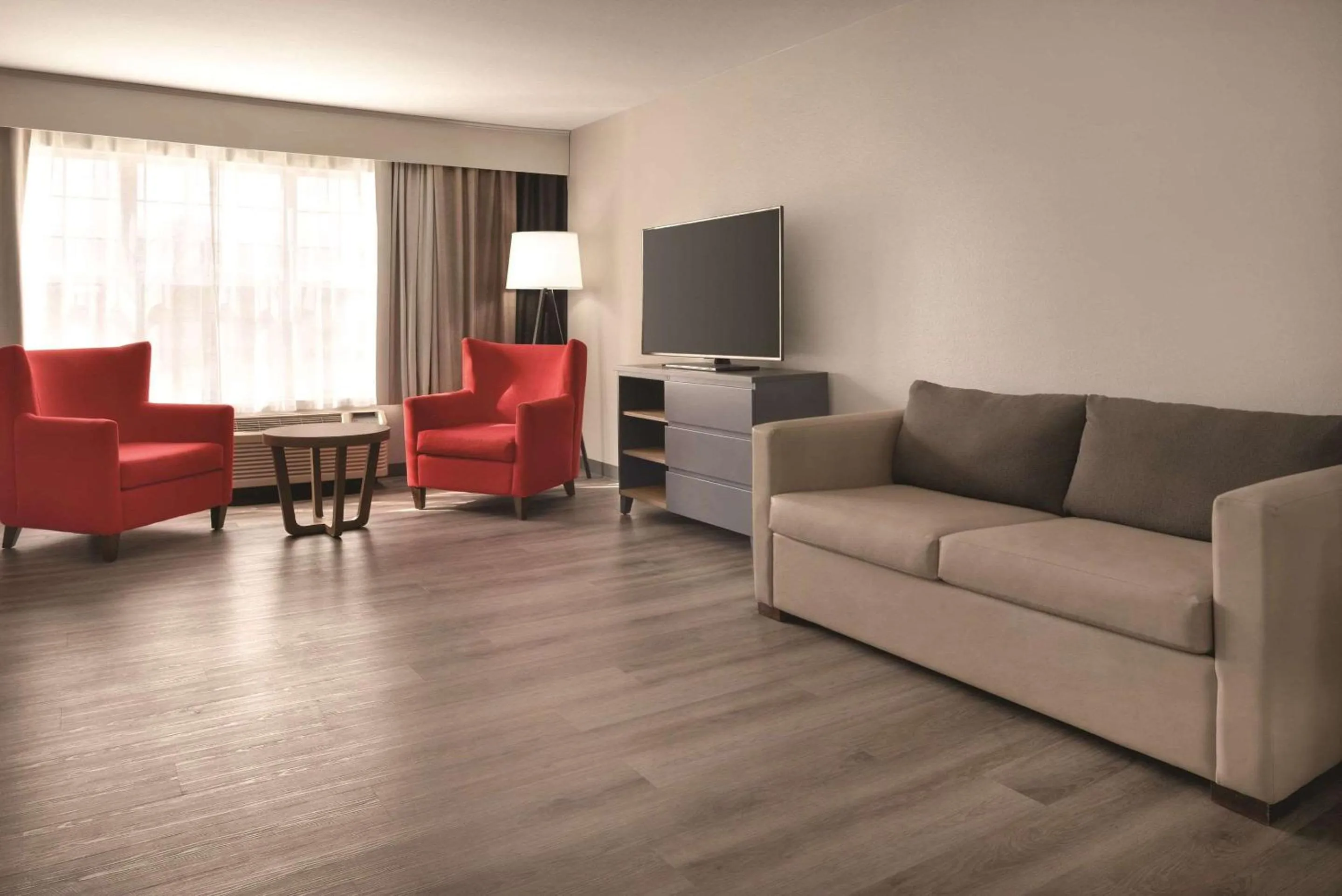 Bedroom in Country Inn & Suites by Radisson, Cedar Falls, IA