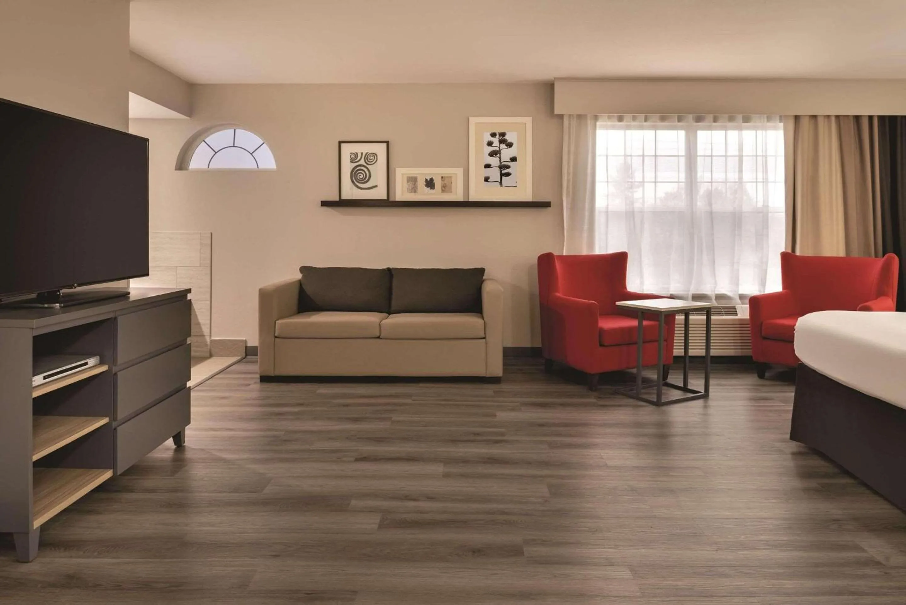 Bedroom in Country Inn & Suites by Radisson, Cedar Falls, IA