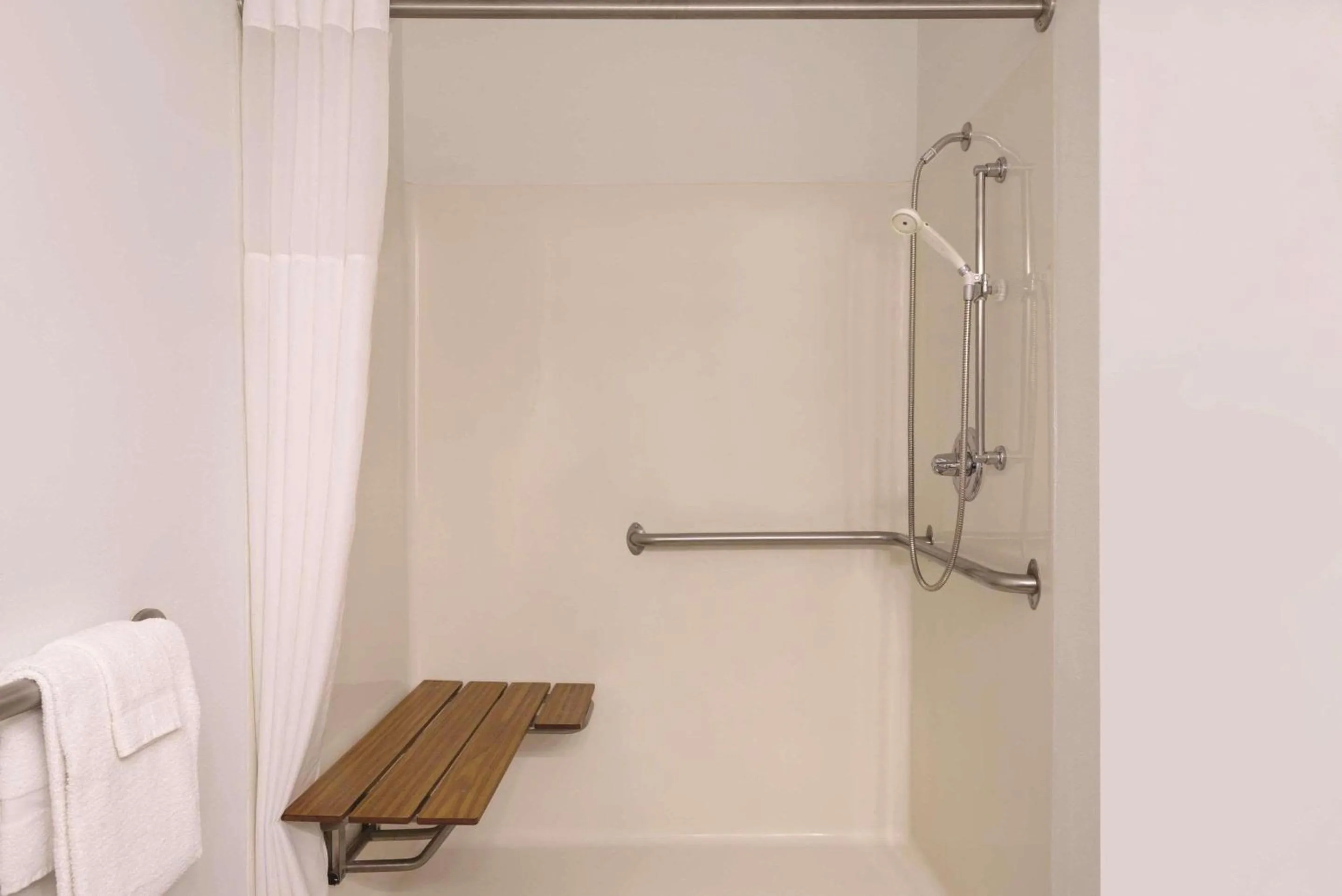 Bedroom in Country Inn & Suites by Radisson, Cedar Falls, IA