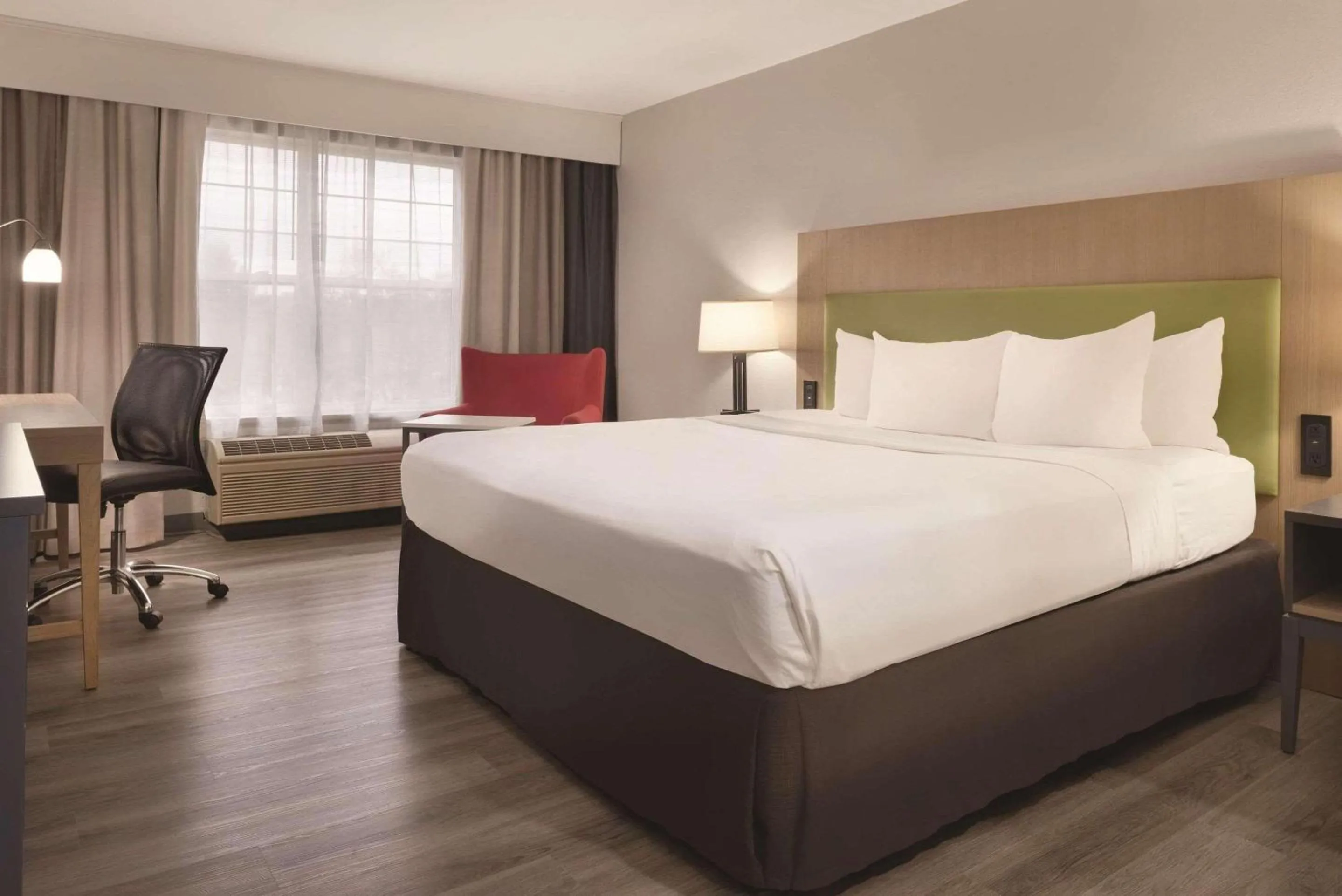 Bedroom, Bed in Country Inn & Suites by Radisson, Cedar Falls, IA