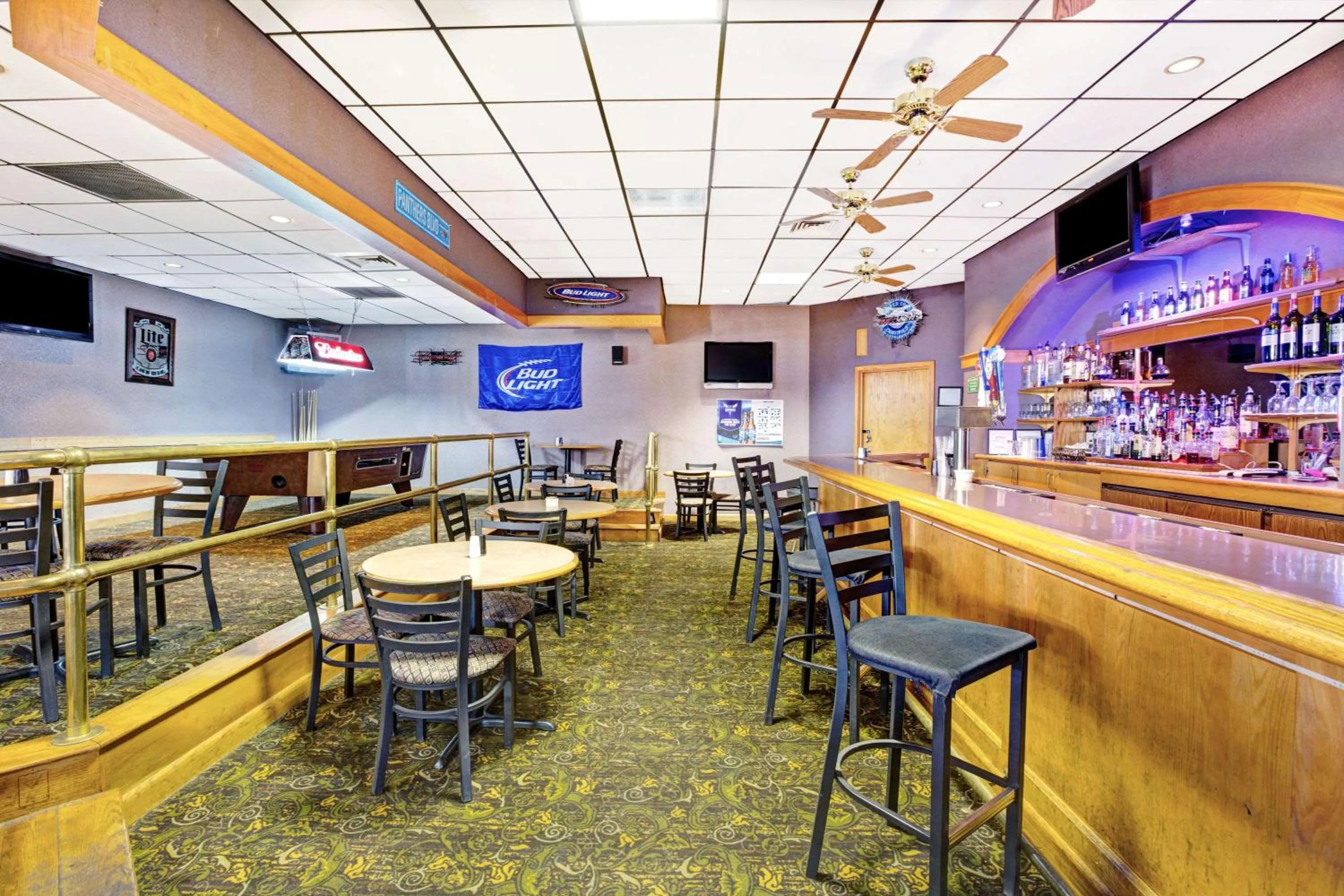 Lounge or bar in Ramada by Wyndham Statesville