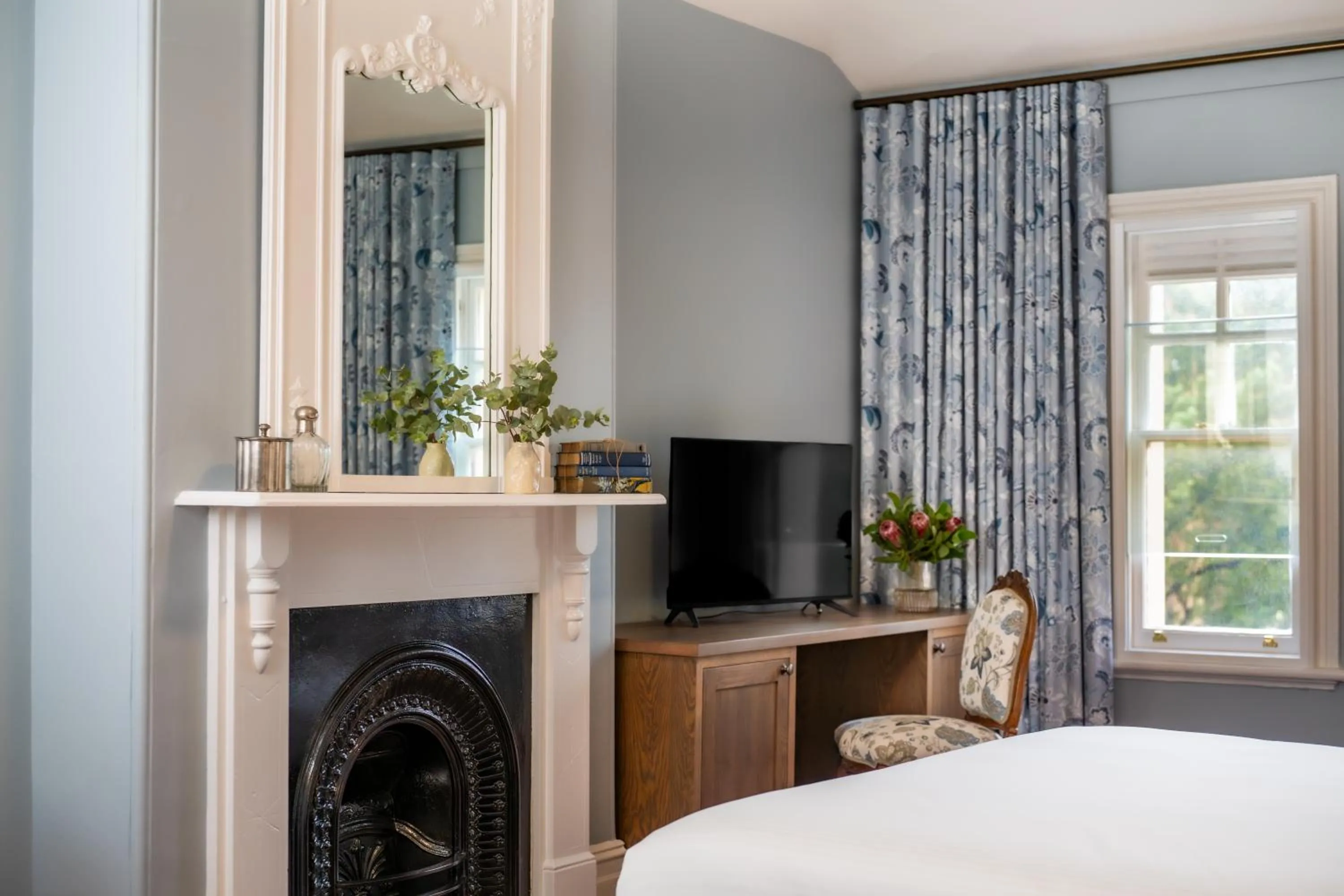 TV and multimedia, Bed in The Russell Boutique Hotel