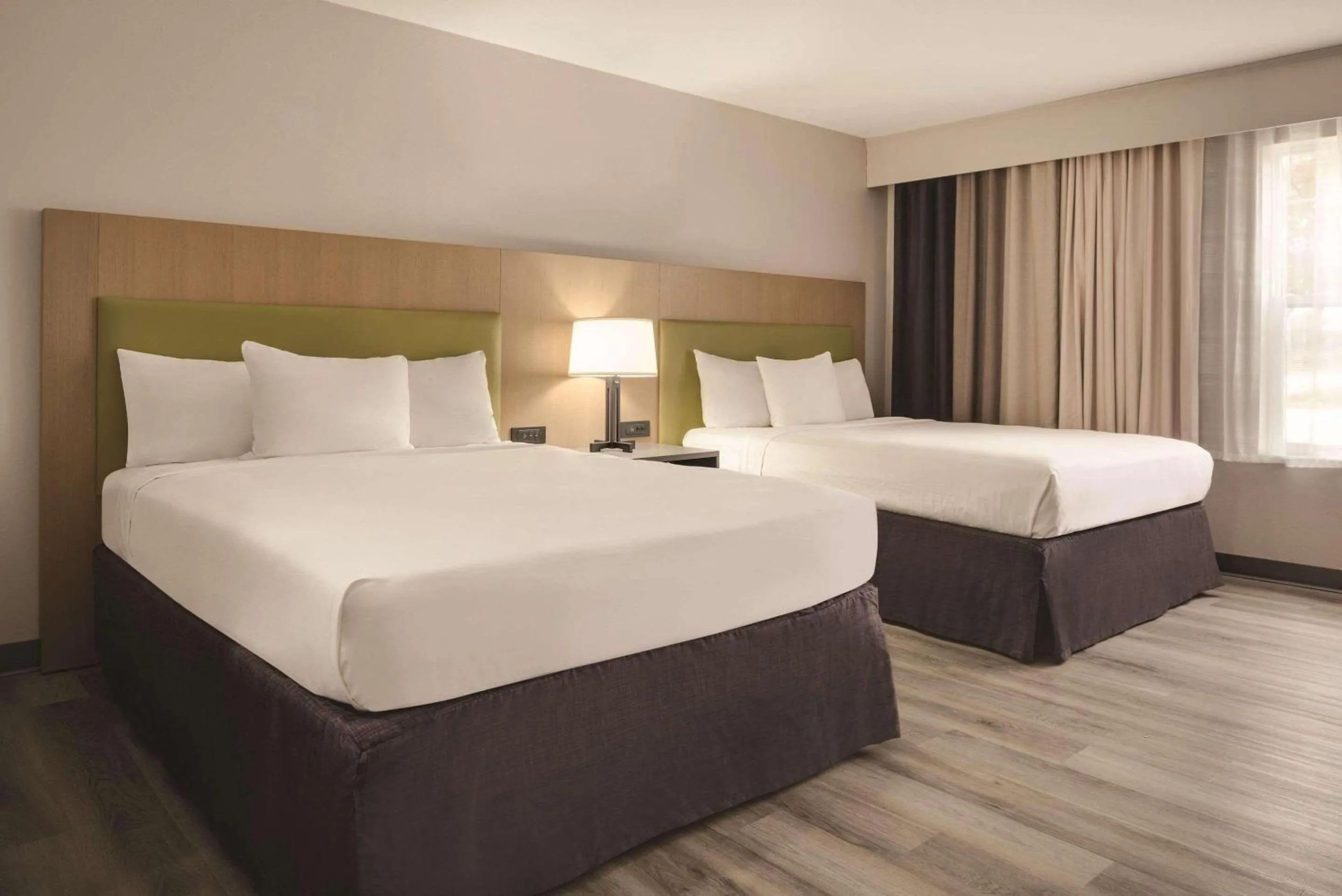 Bedroom, Bed in Country Inn & Suites by Radisson, Waterloo, IA