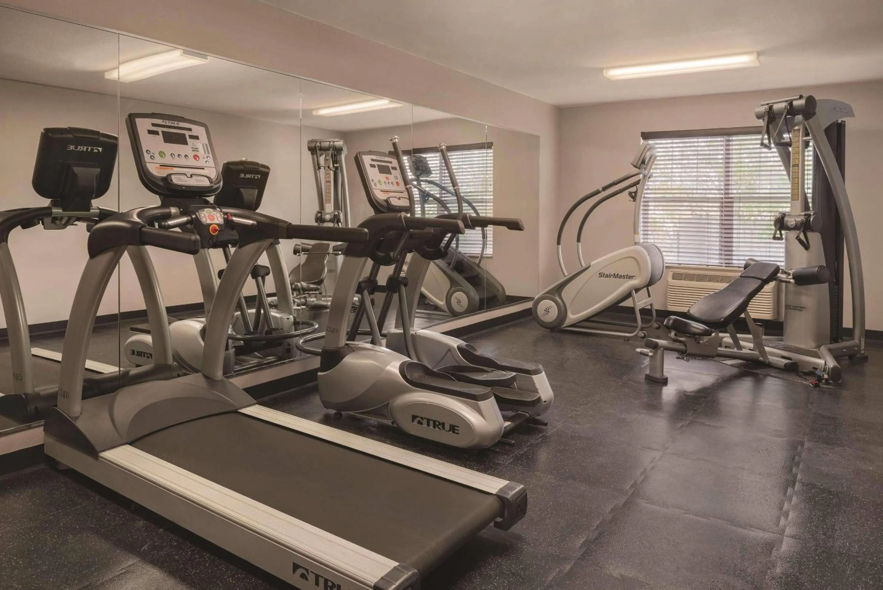 Fitness centre/facilities in Country Inn & Suites by Radisson, Waterloo, IA