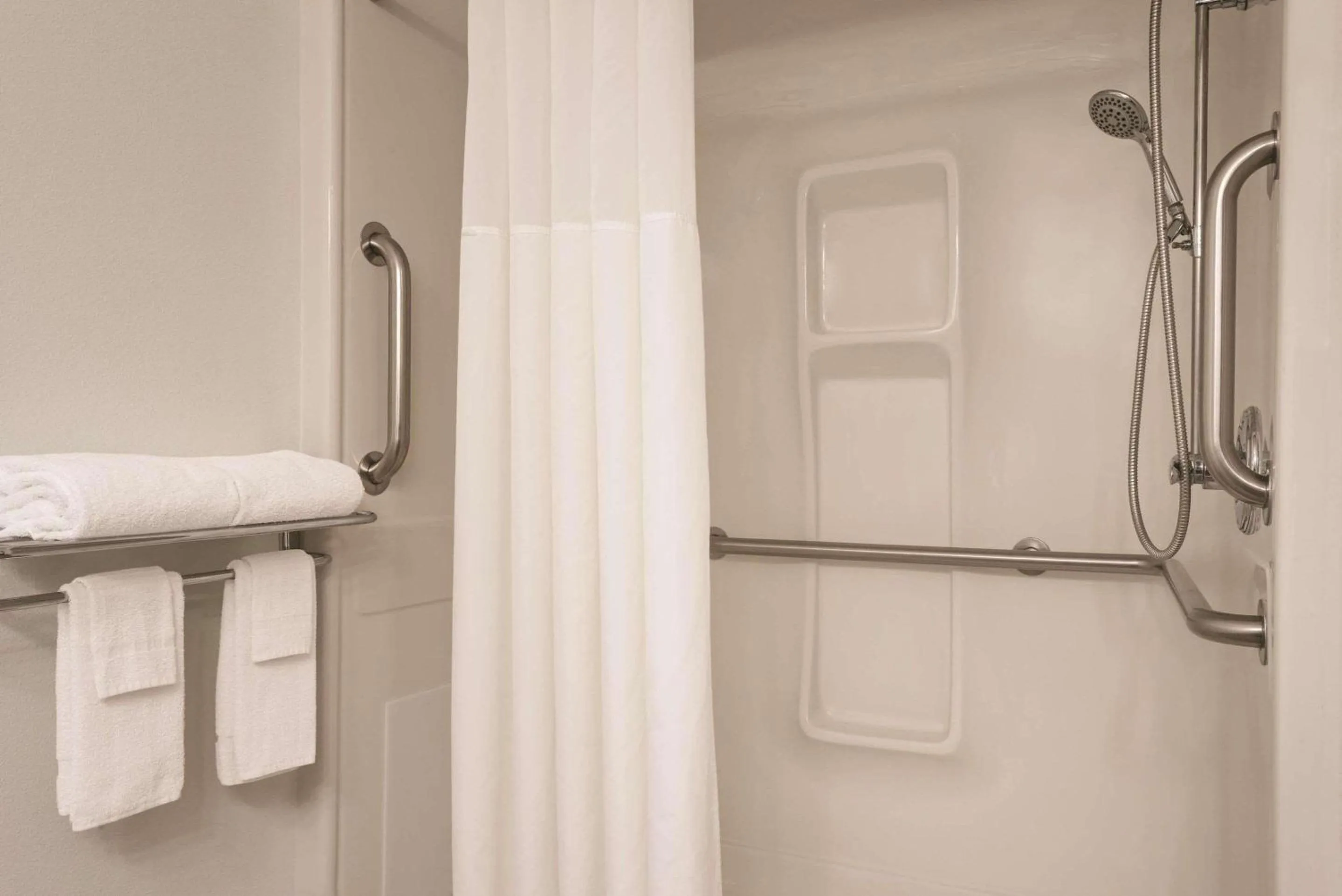 Bedroom in Country Inn & Suites by Radisson, Waterloo, IA