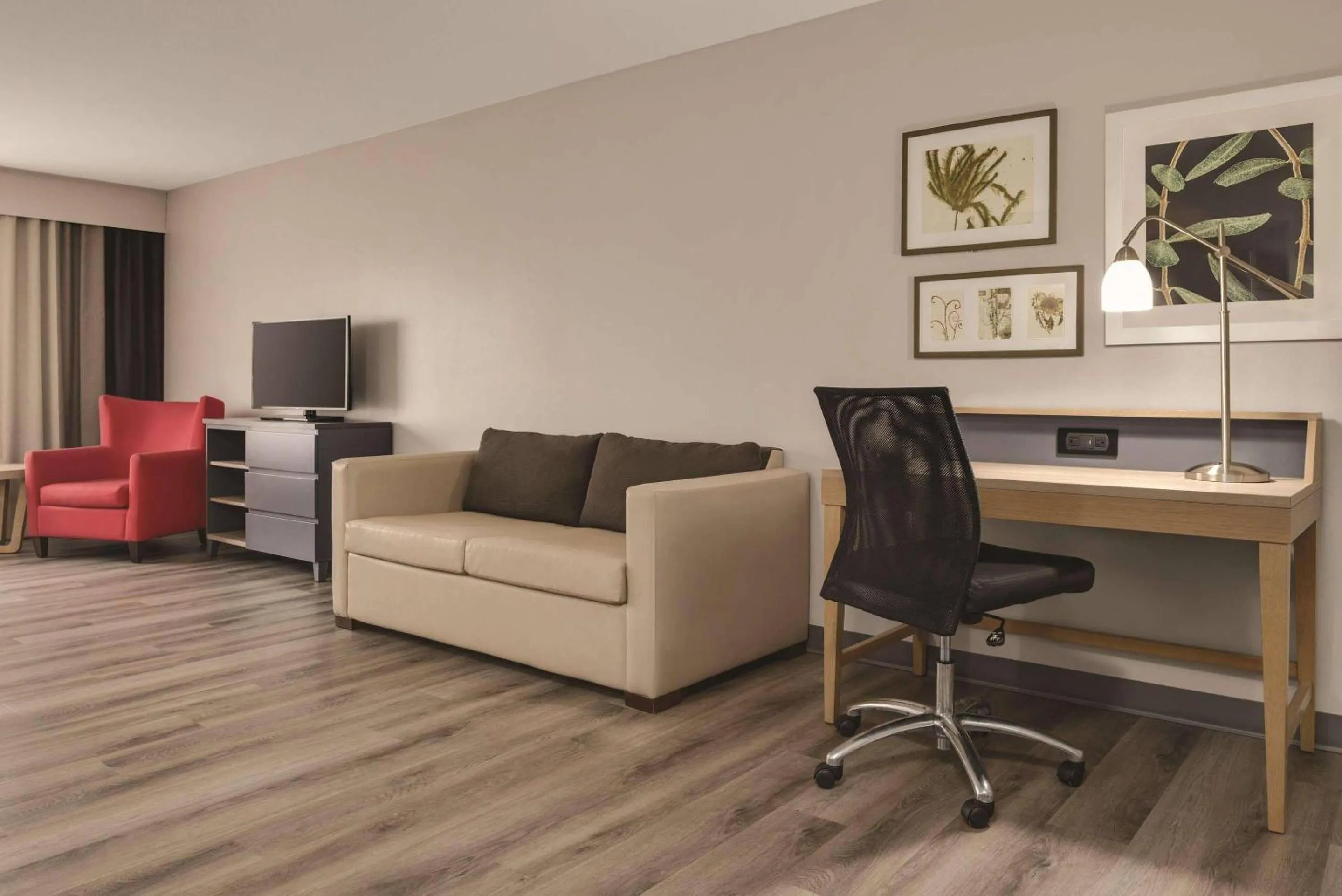 Bedroom in Country Inn & Suites by Radisson, Waterloo, IA