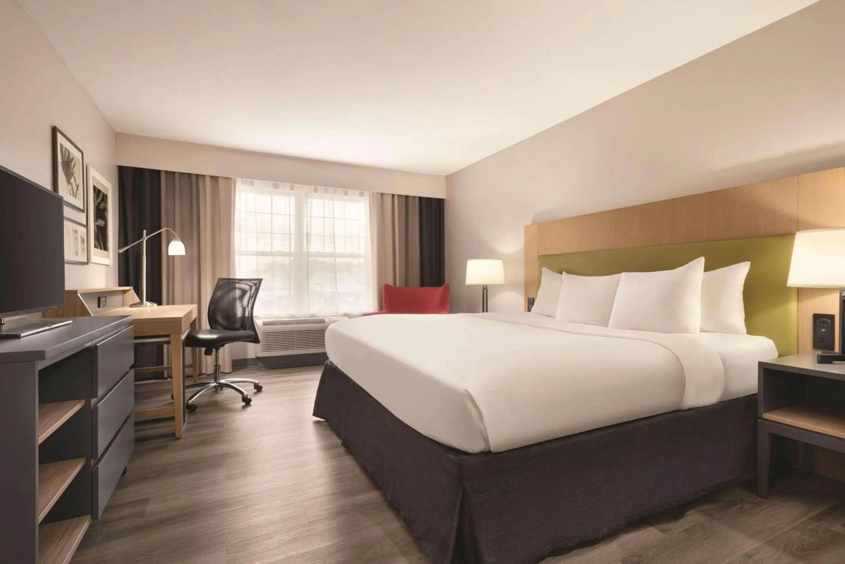 Bedroom, Bed in Country Inn & Suites by Radisson, Waterloo, IA