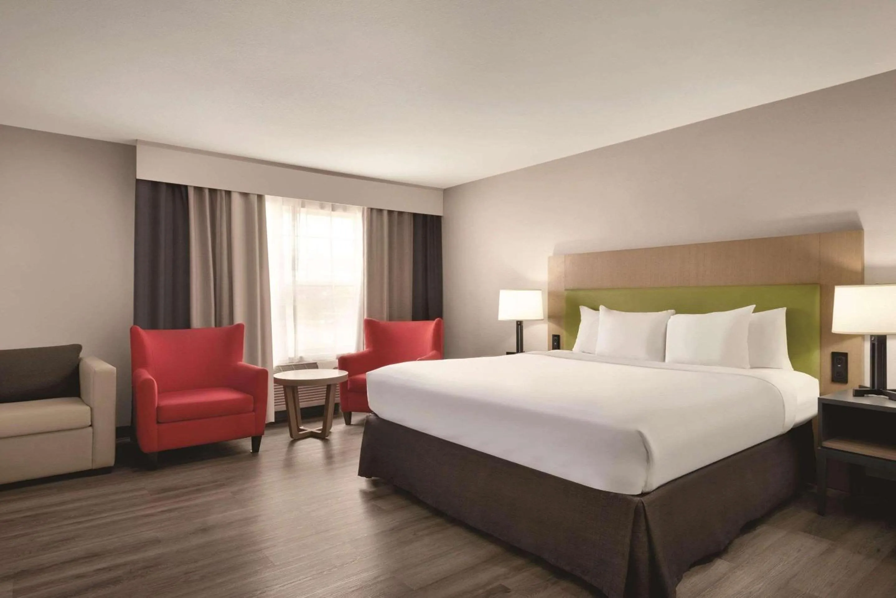 Bedroom, Bed in Country Inn & Suites by Radisson, Waterloo, IA