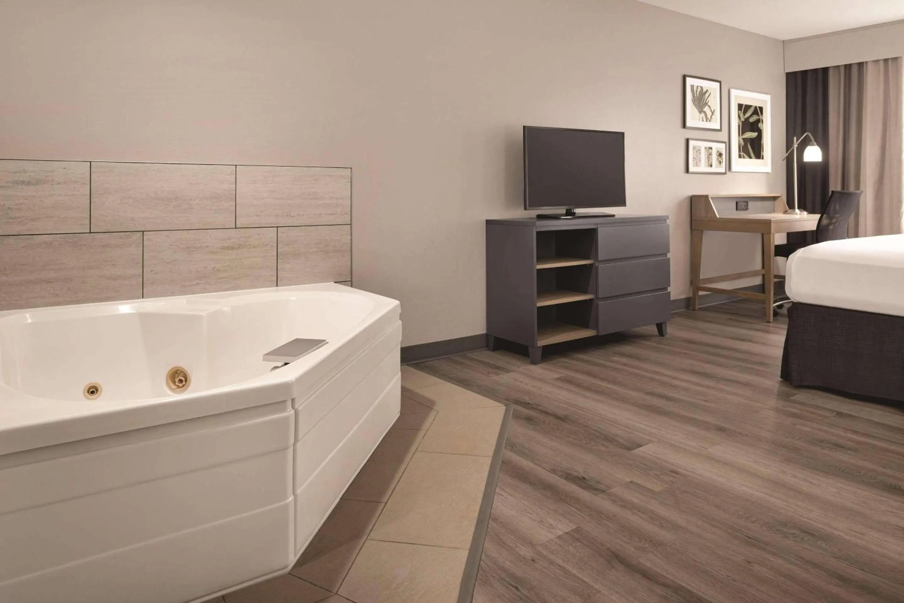 Bedroom, Bed in Country Inn & Suites by Radisson, Waterloo, IA