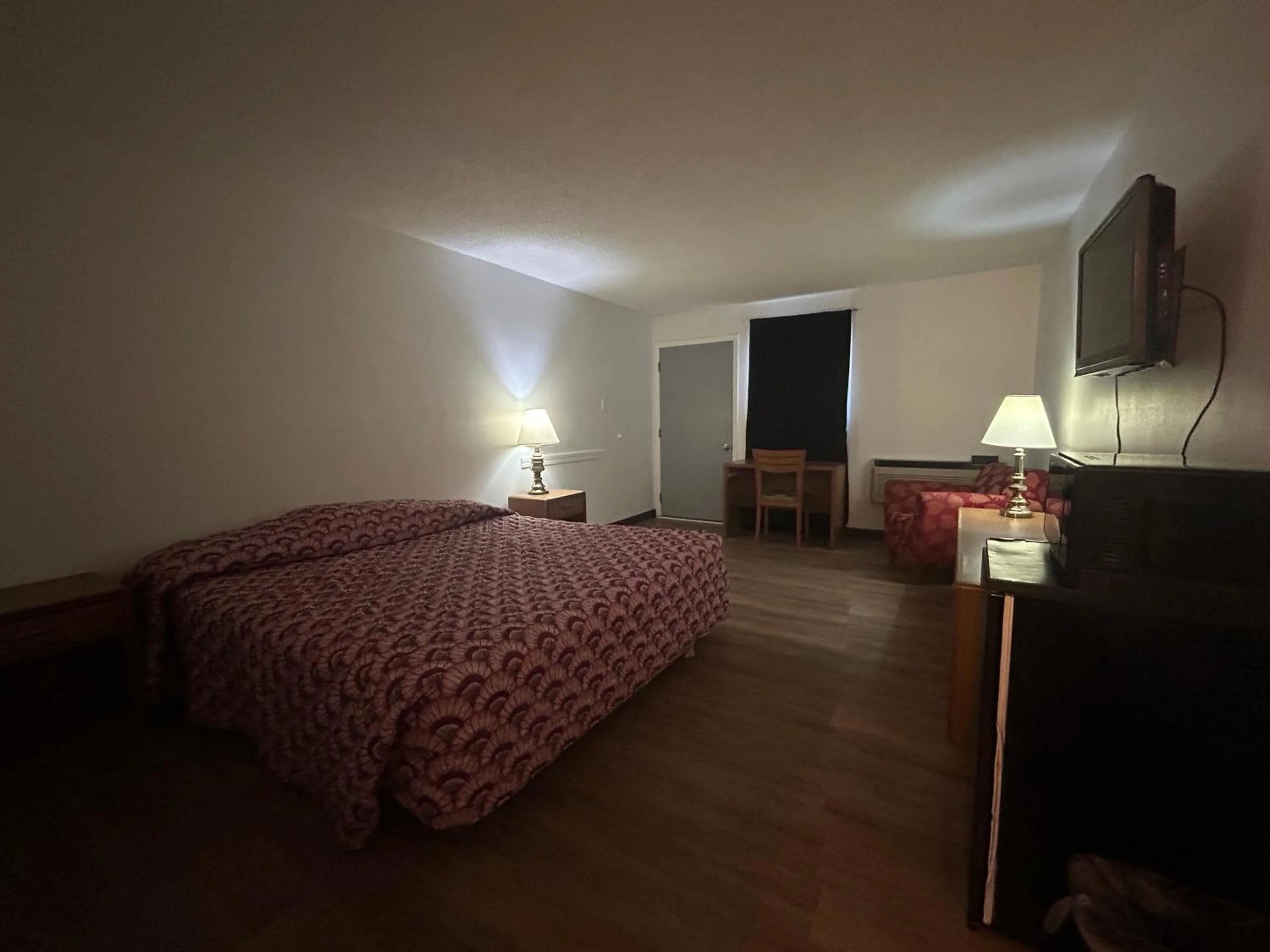 Bedroom, Bed in Candlelight Inn by Capital O Scottsbluff