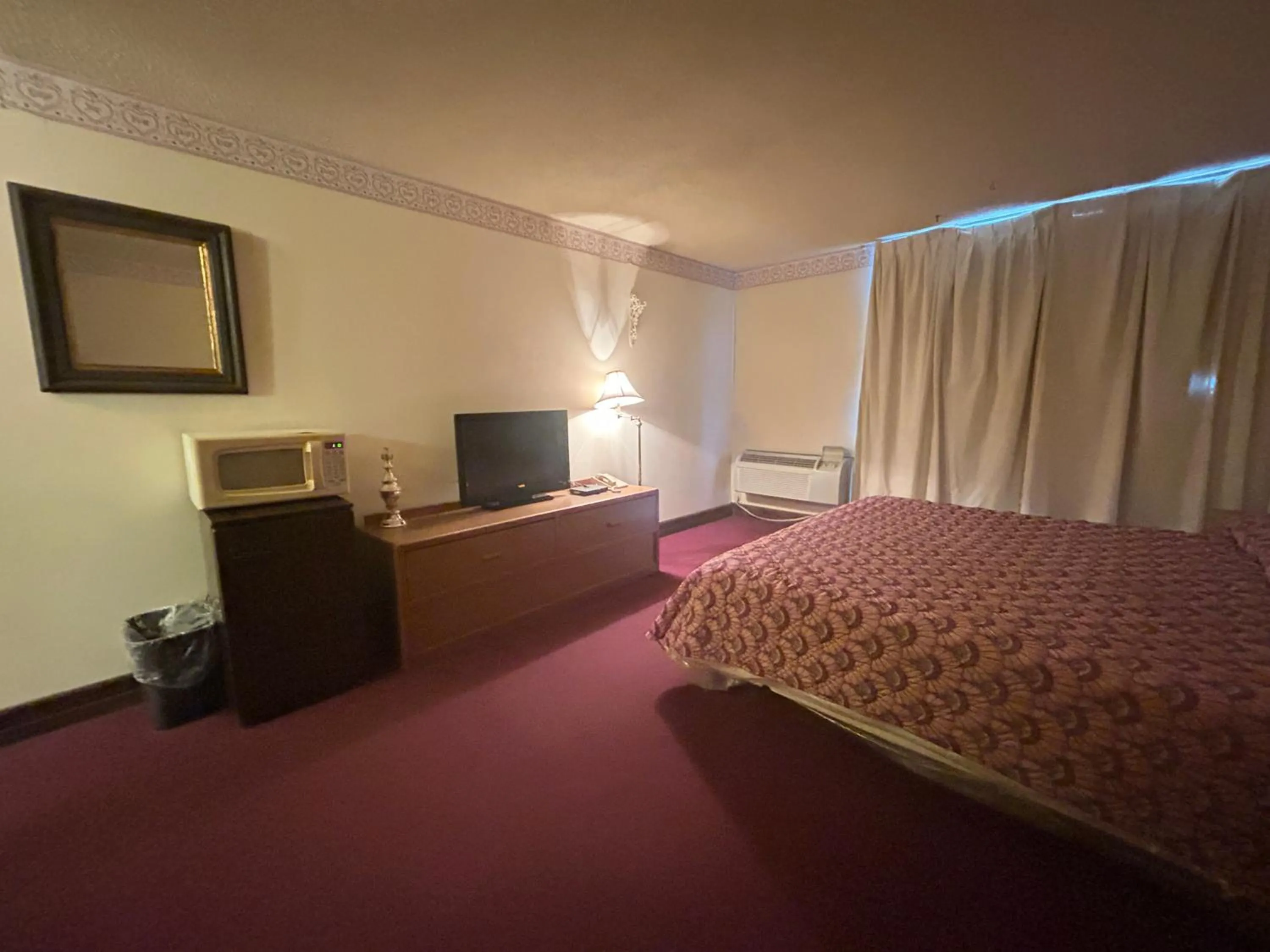 Bedroom, Bed in Candlelight Inn by Capital O Scottsbluff