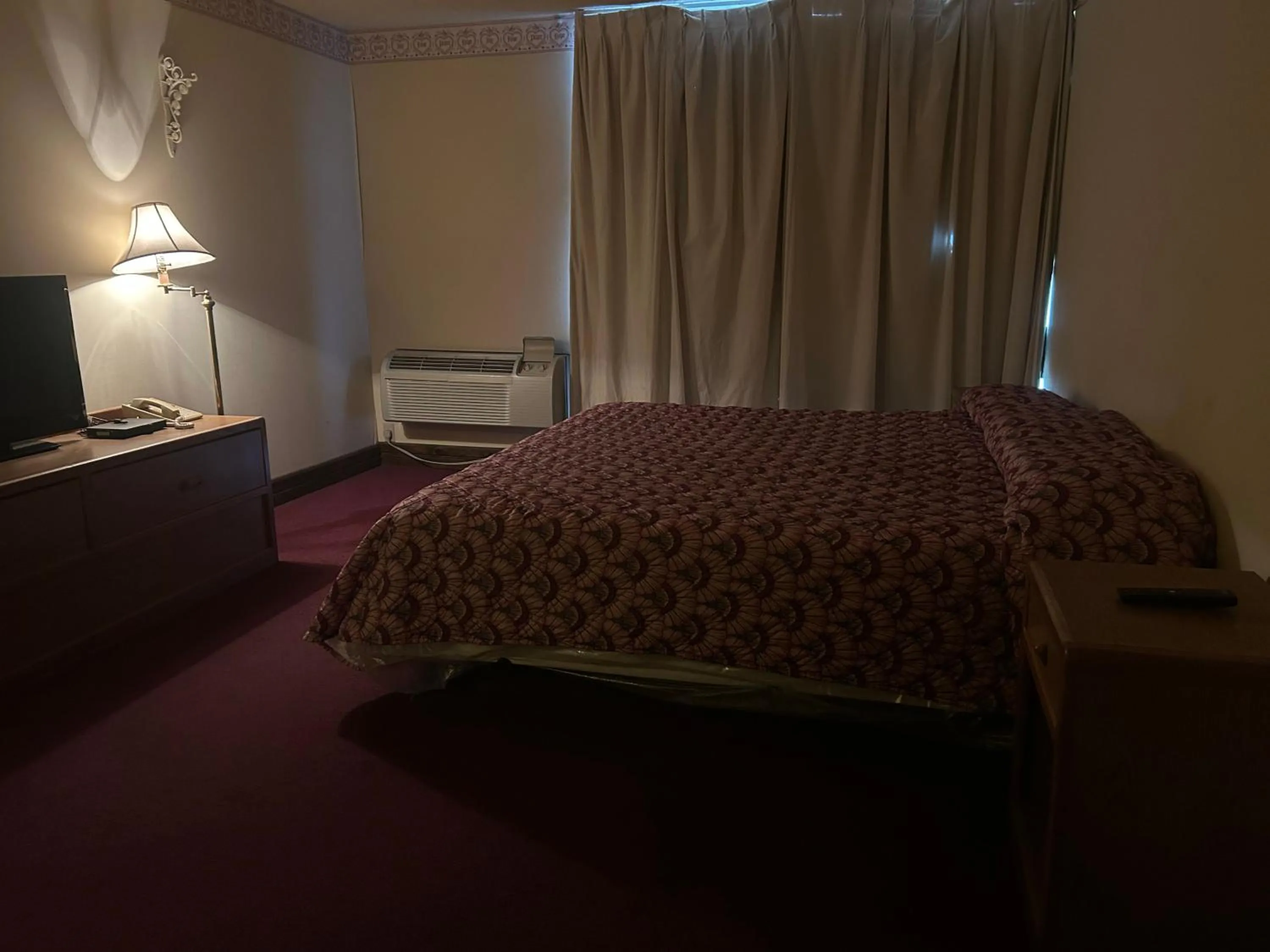 Bedroom, Bed in Candlelight Inn by Capital O Scottsbluff