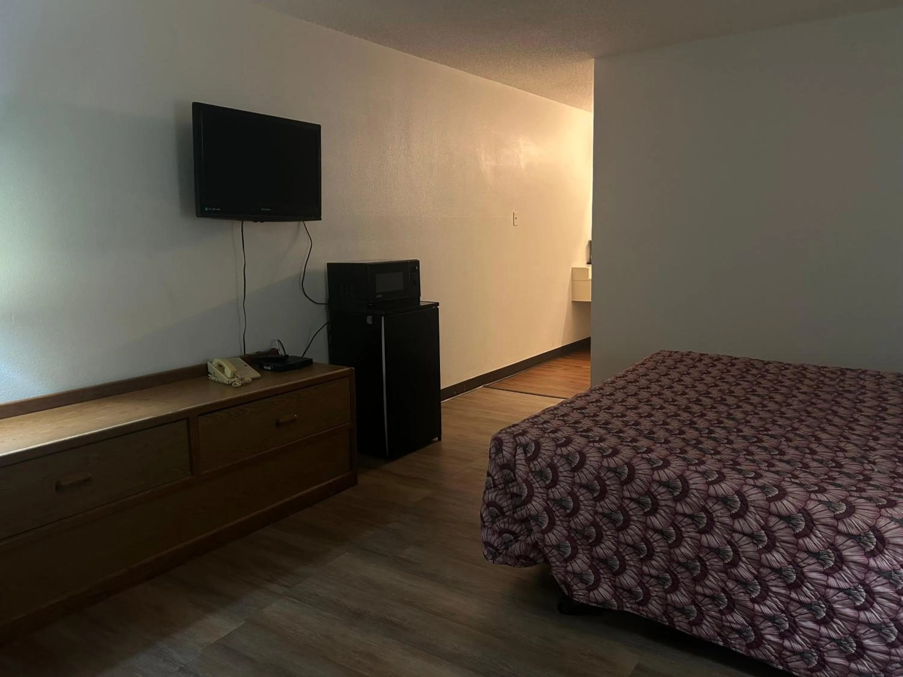 Bedroom, Bed in Candlelight Inn by Capital O Scottsbluff