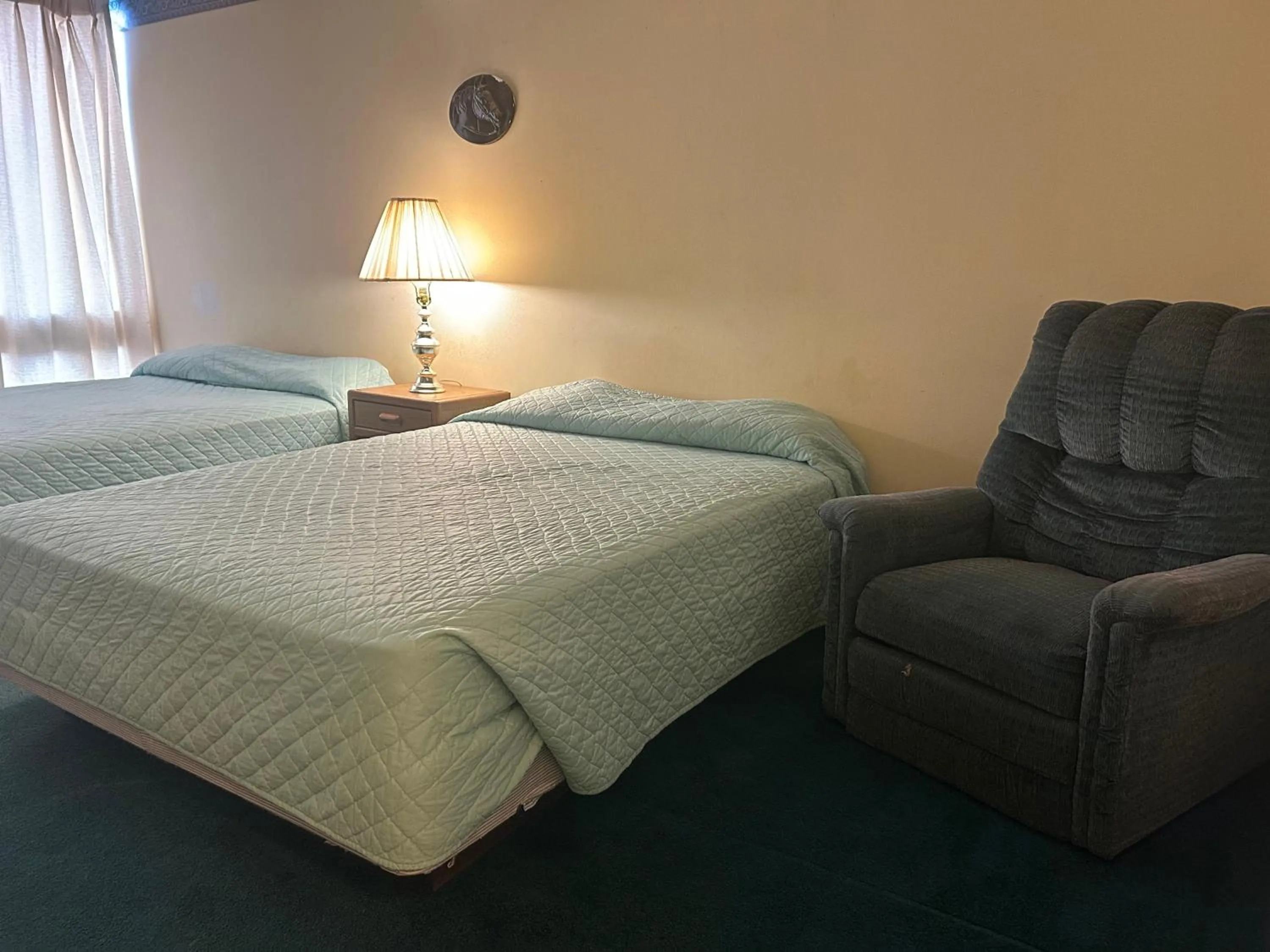 Bedroom, Bed in Candlelight Inn by Capital O Scottsbluff